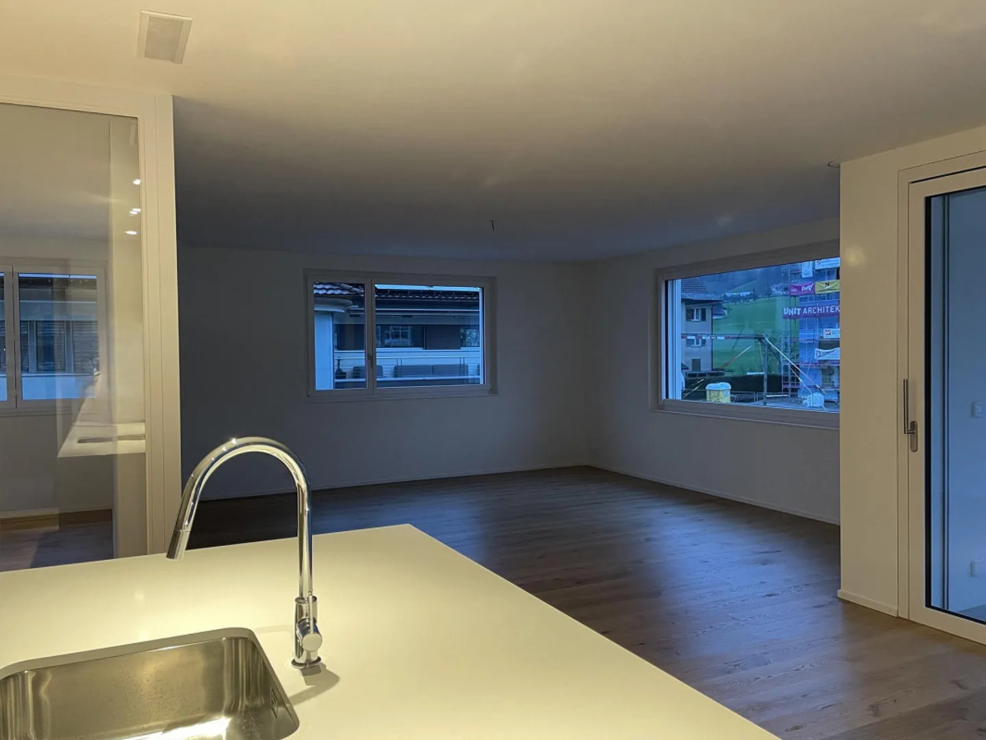 Spacious 4.5-room apartment with loggia & laundry room - Photo 2 of 8