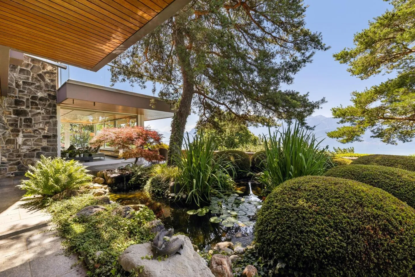 An architectural masterpiece between sky and lake - Photo 8 of 13