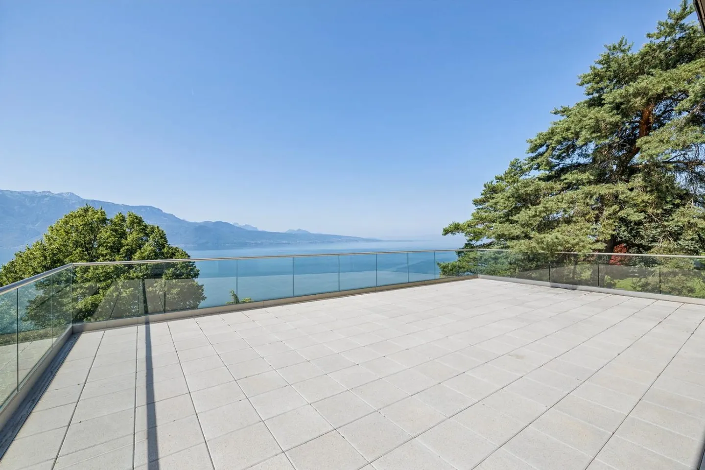 An architectural masterpiece between sky and lake - Photo 12 of 13