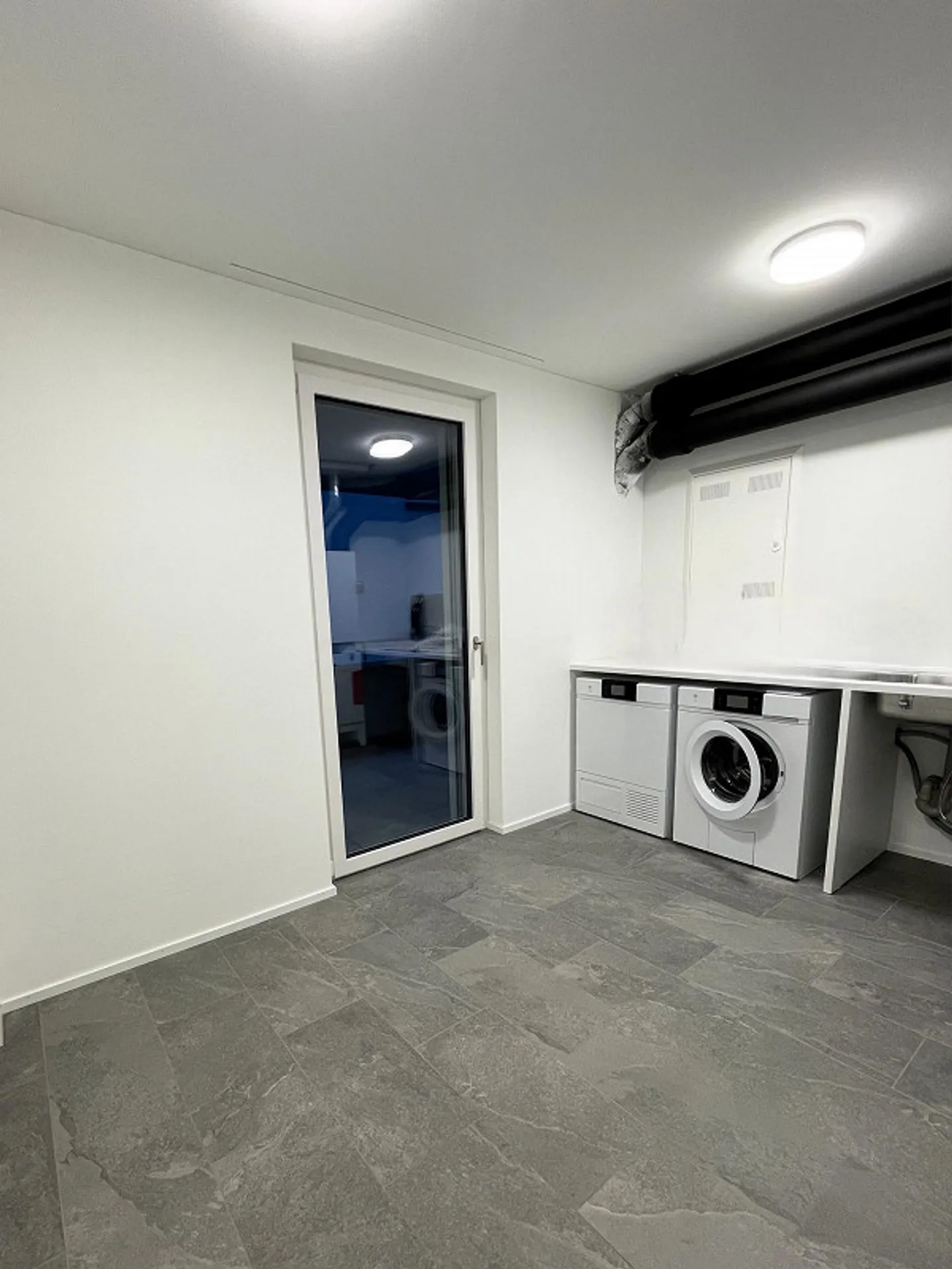 Spacious 4.5-room apartment with loggia & laundry room - Photo 6 of 8