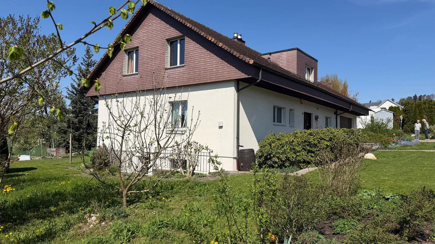 Casa unifamiliare spaziosa con bella vista - Foto 1 di 9