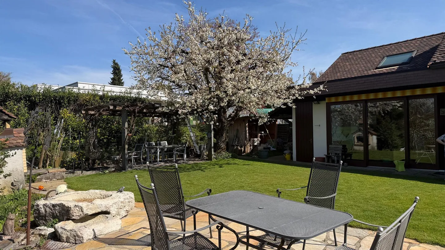 Casa unifamiliare spaziosa con bella vista - Foto 3 di 9