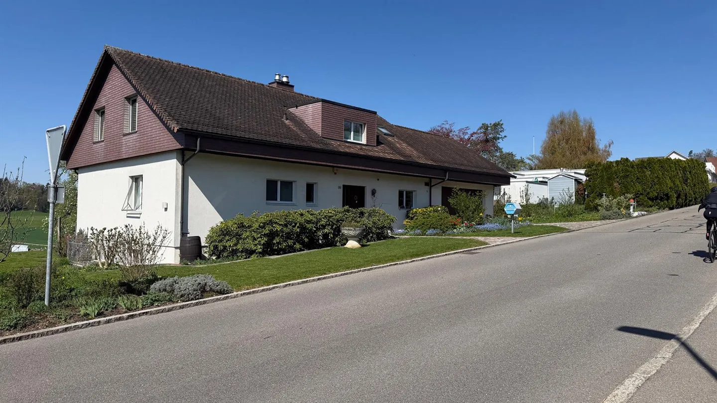 Casa unifamiliare spaziosa con bella vista - Foto 6 di 9