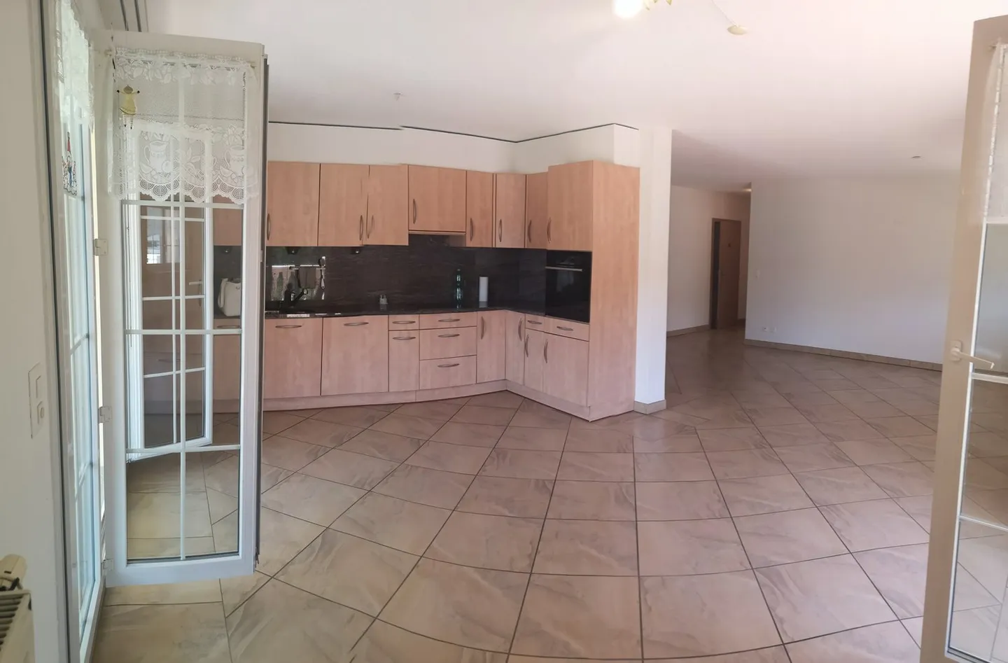 Riduzione del prezzo: appartamento al 1° piano con ascensore, veranda e grande balcone - Foto 2 di 35