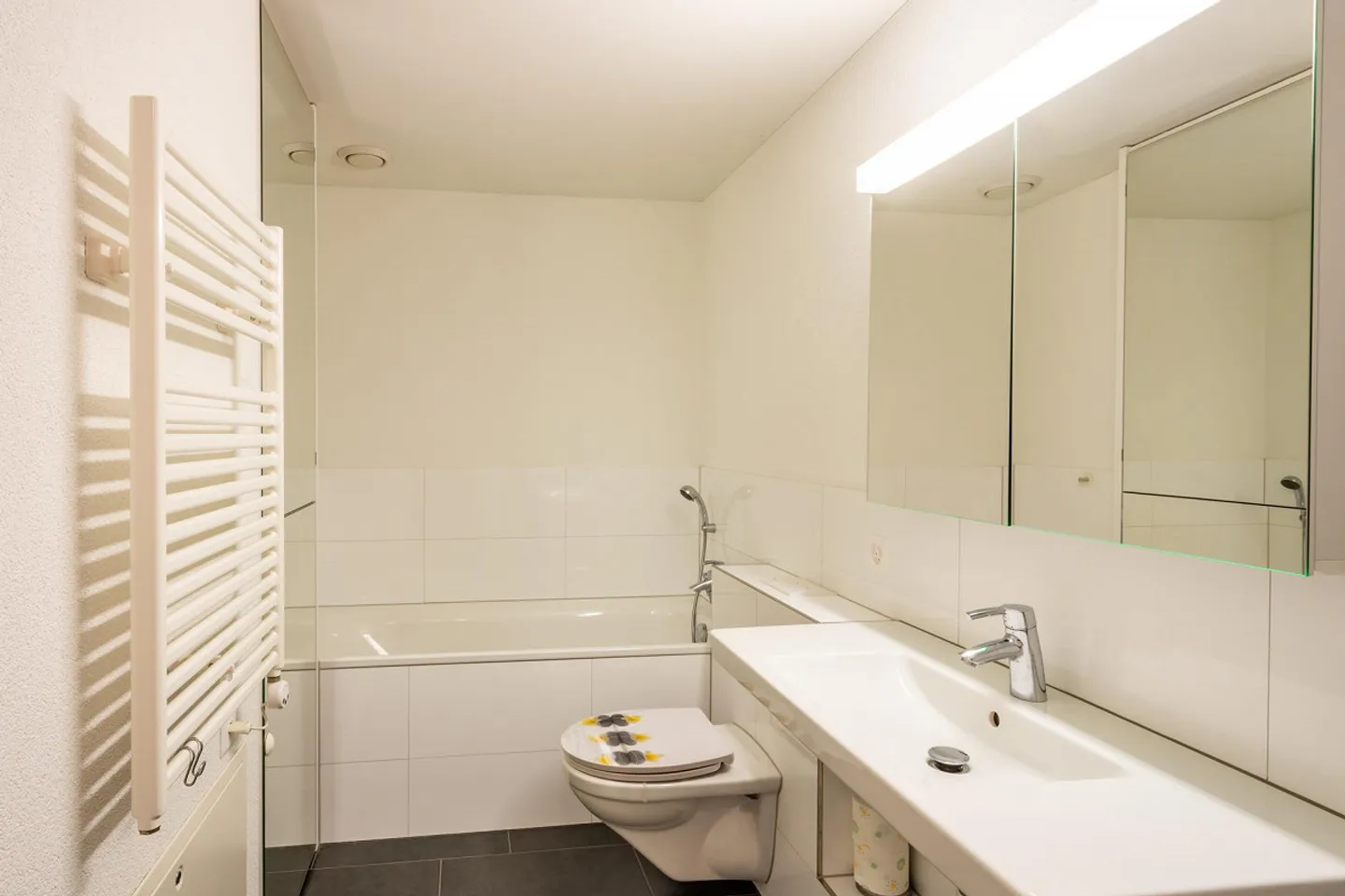 Modern Suburban Apartment with Beautiful Views - Photo 12 of 19