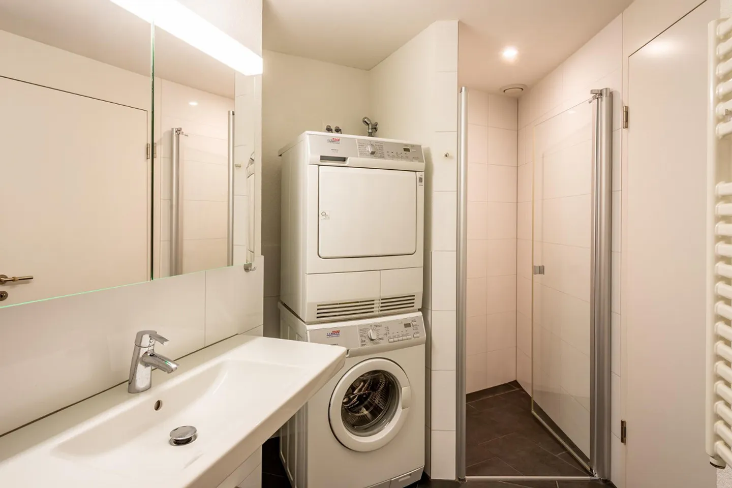 Modern Suburban Apartment with Beautiful Views - Photo 13 of 19