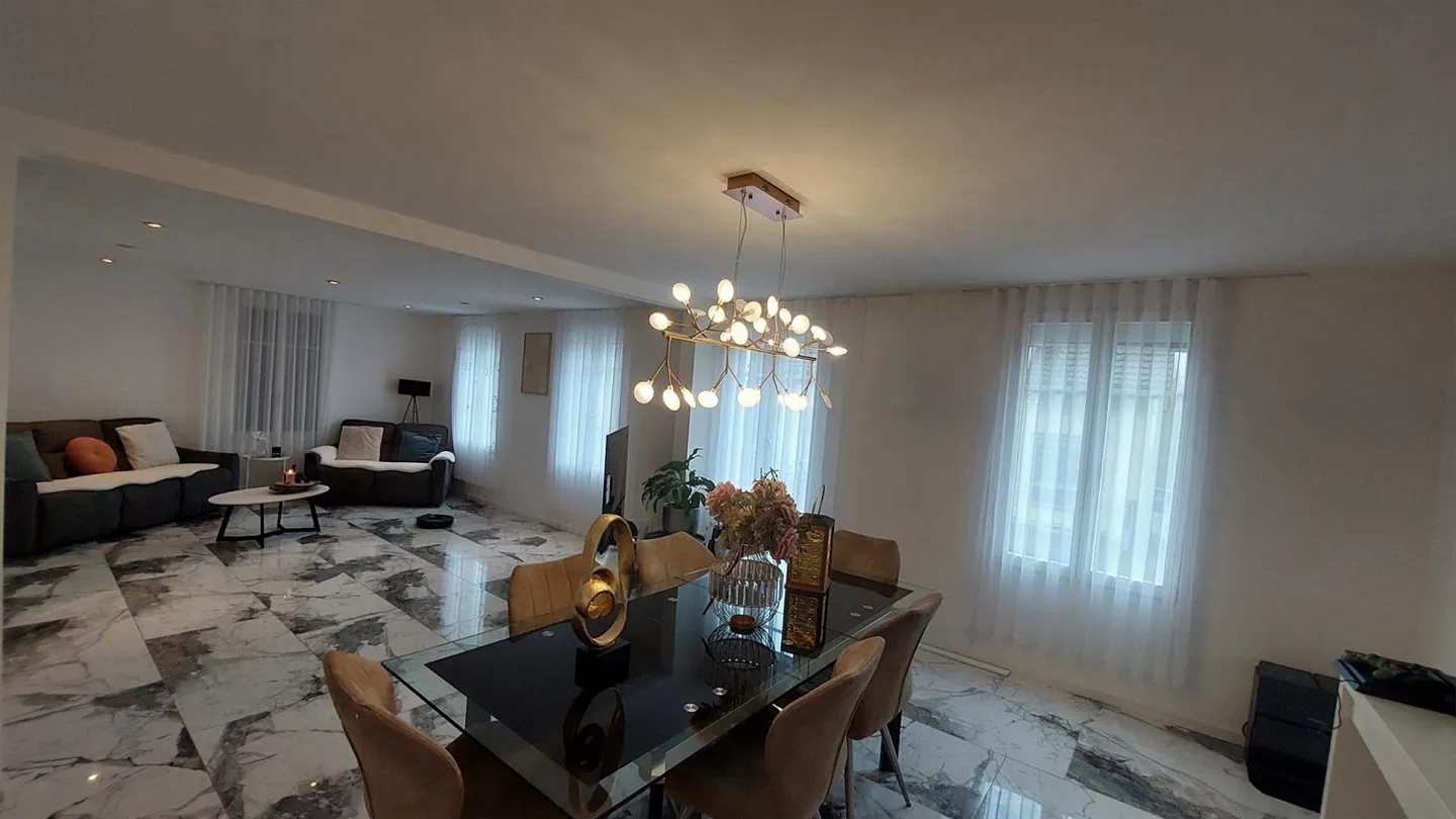 Appartement rénové de 2.5 à 3.5 pièces avec terrasse et jardin dans un emplacement central - Photo 1 sur 13