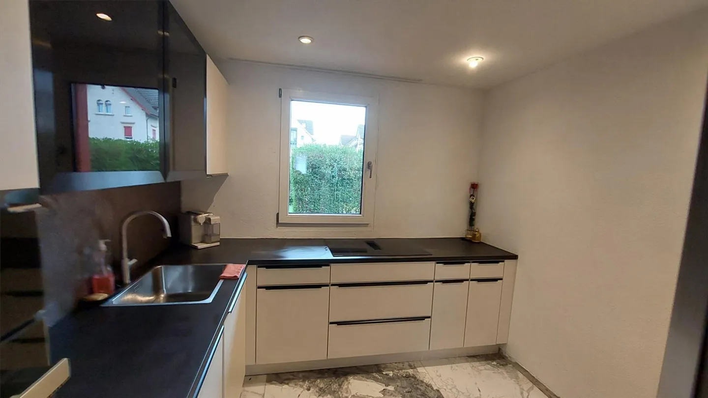 Appartement rénové de 2.5 à 3.5 pièces avec terrasse et jardin dans un emplacement central - Photo 4 sur 13