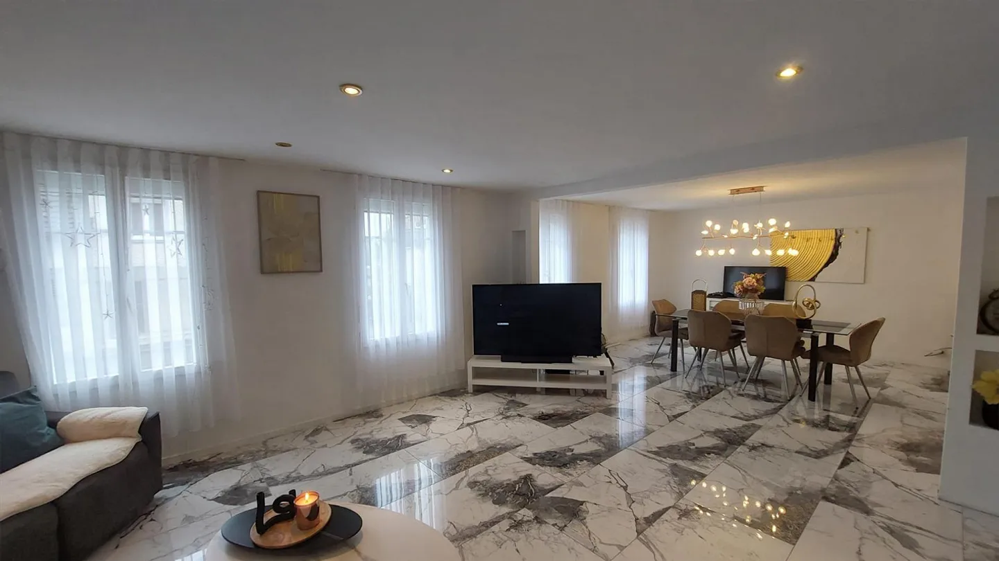 Appartement rénové de 2.5 à 3.5 pièces avec terrasse et jardin dans un emplacement central - Photo 2 sur 13