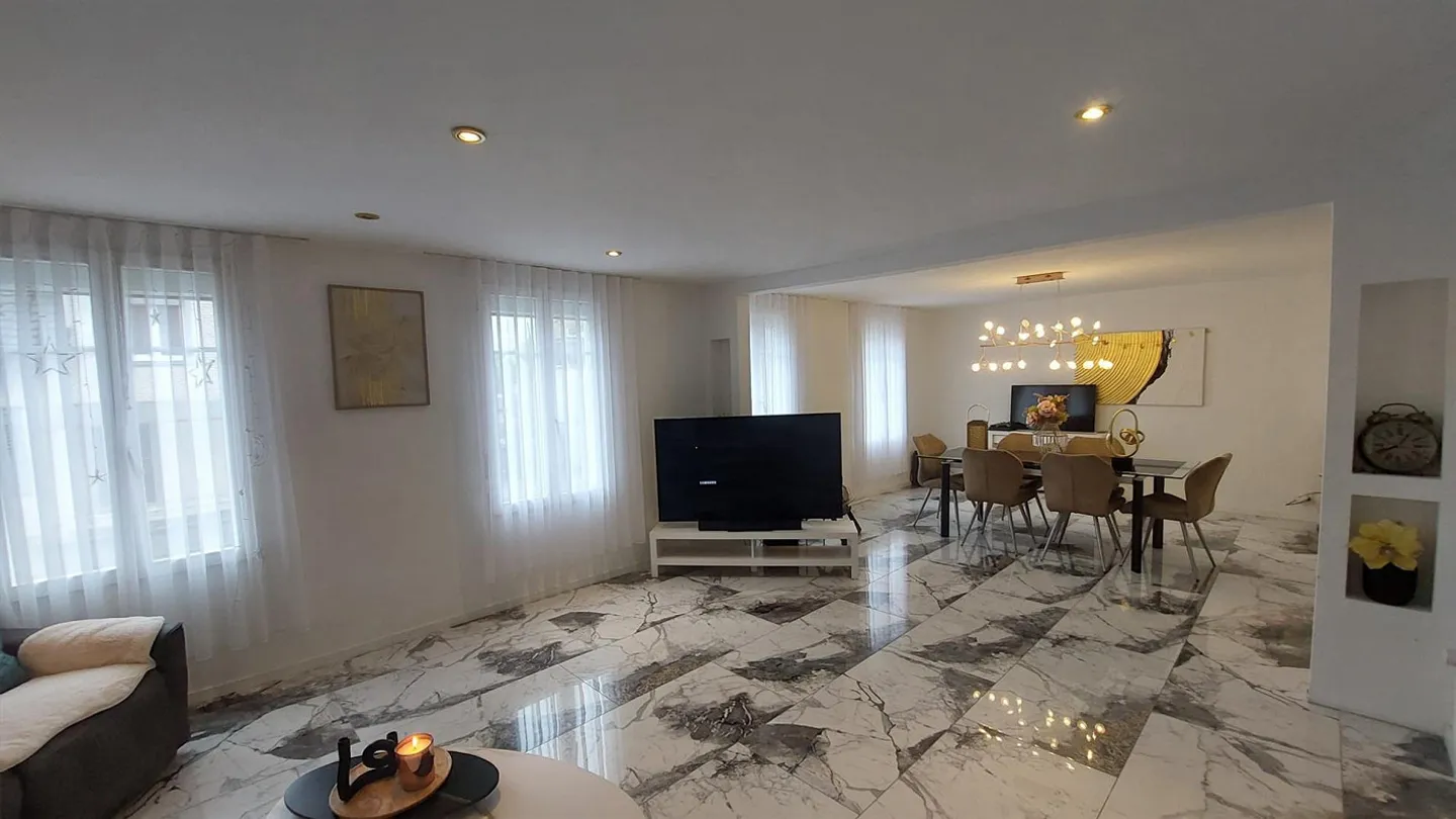 Appartement rénové de 2.5 à 3.5 pièces avec terrasse et jardin dans un emplacement central - Photo 3 sur 13