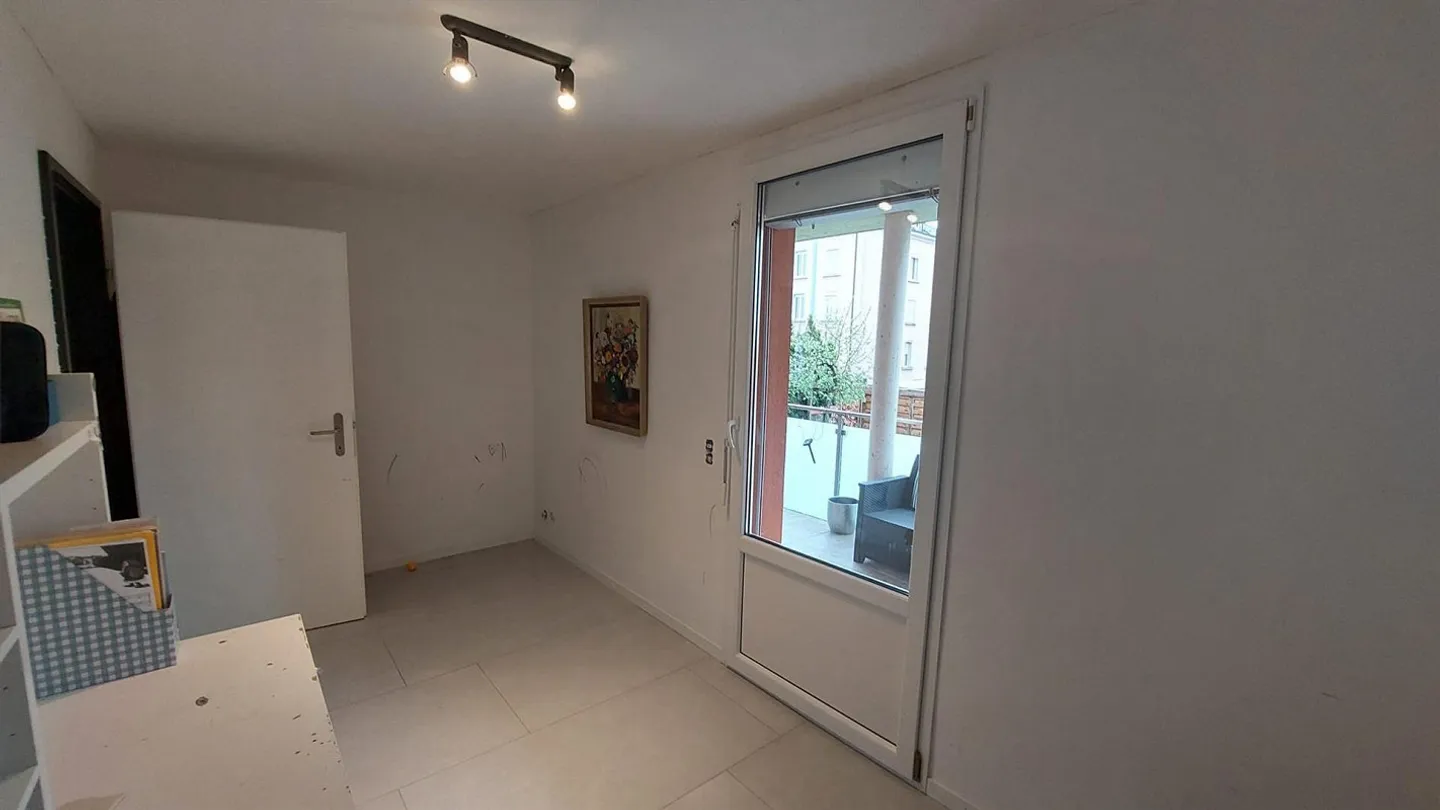 Appartement rénové de 2.5 à 3.5 pièces avec terrasse et jardin dans un emplacement central - Photo 7 sur 13