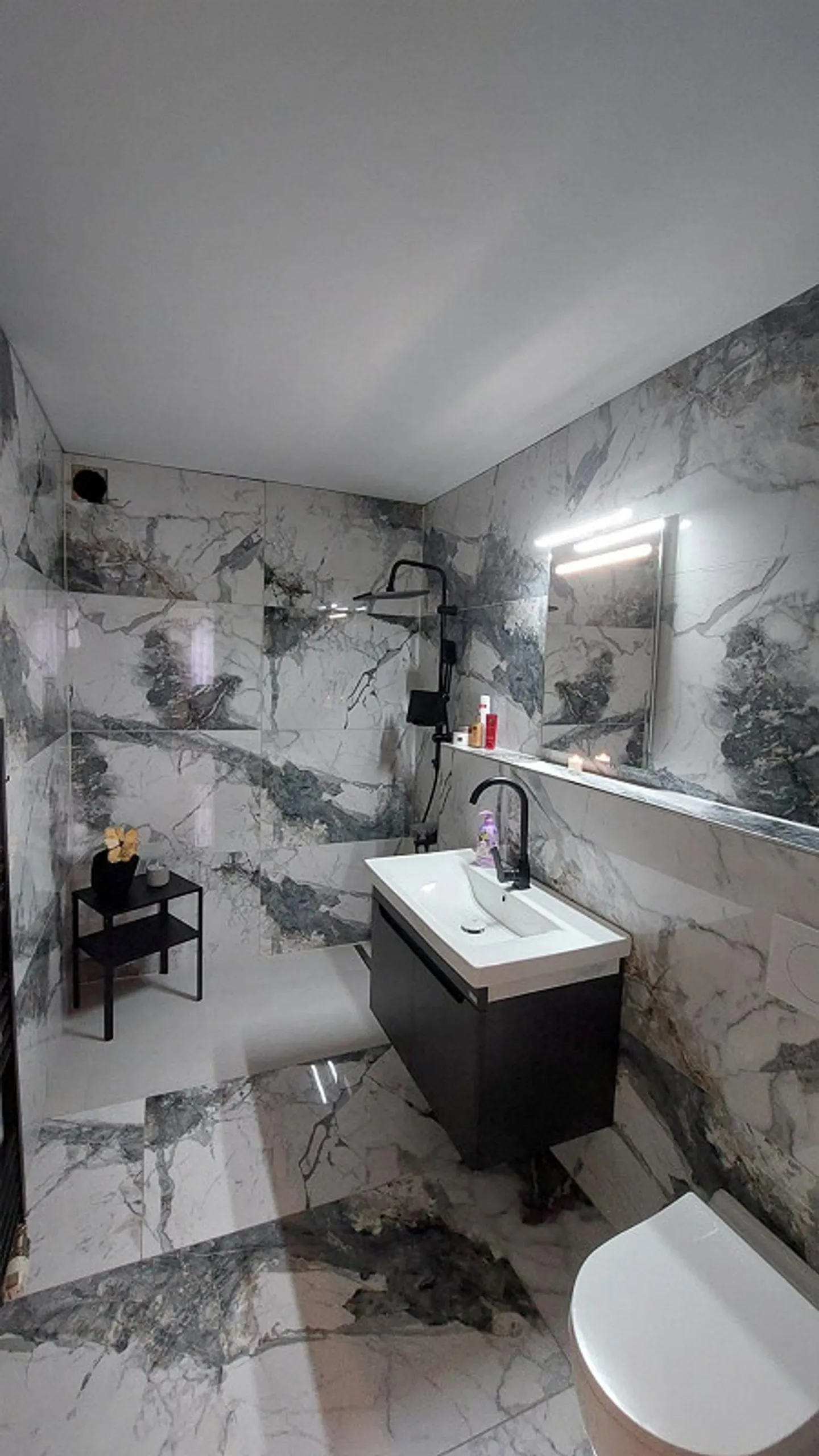 Appartement rénové de 2.5 à 3.5 pièces avec terrasse et jardin dans un emplacement central - Photo 10 sur 13