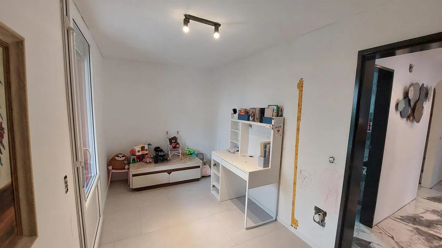 Appartement rénové de 2.5 à 3.5 pièces avec terrasse et jardin dans un emplacement central - Photo 8 sur 13