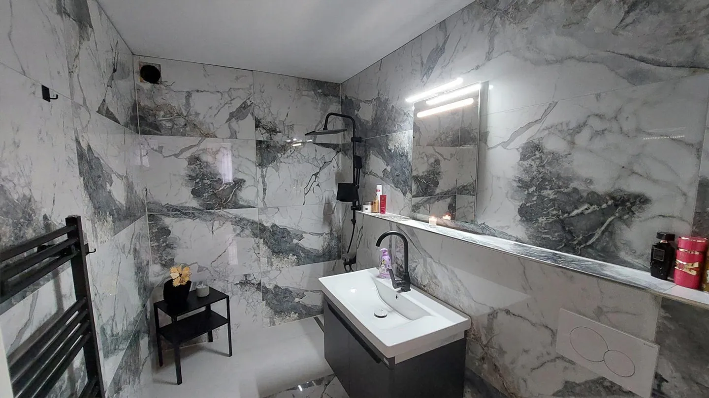 Appartement rénové de 2.5 à 3.5 pièces avec terrasse et jardin dans un emplacement central - Photo 9 sur 13