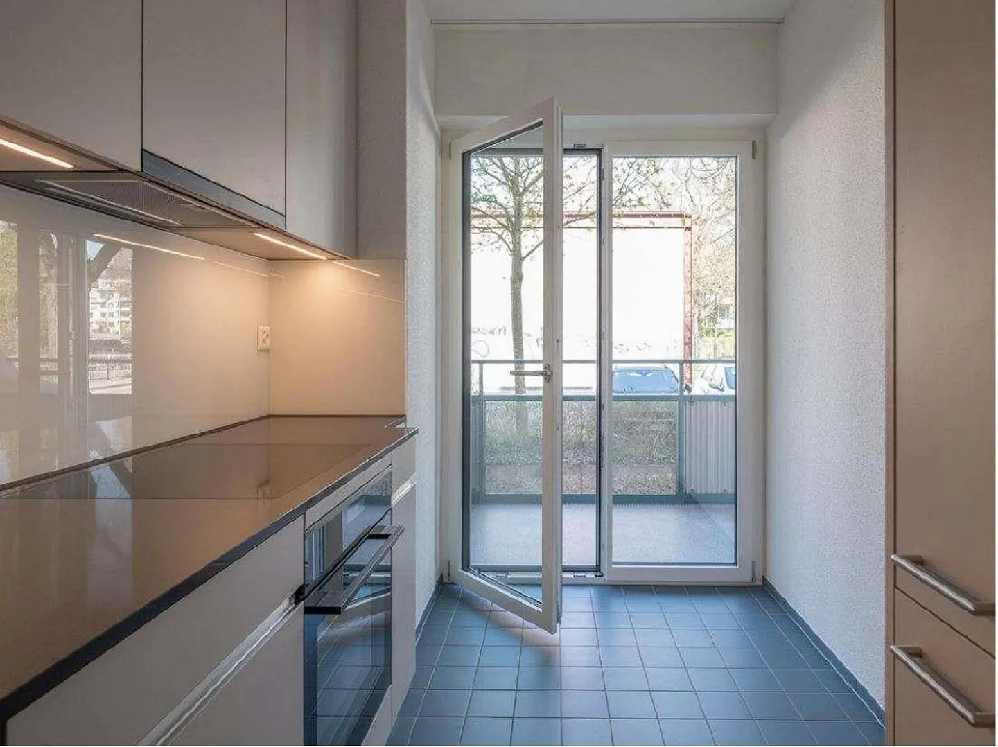 Votre nouveau chez-vous au rez-de-chaussée vous attend et le premier mois est gratuit... - Photo 2 sur 7