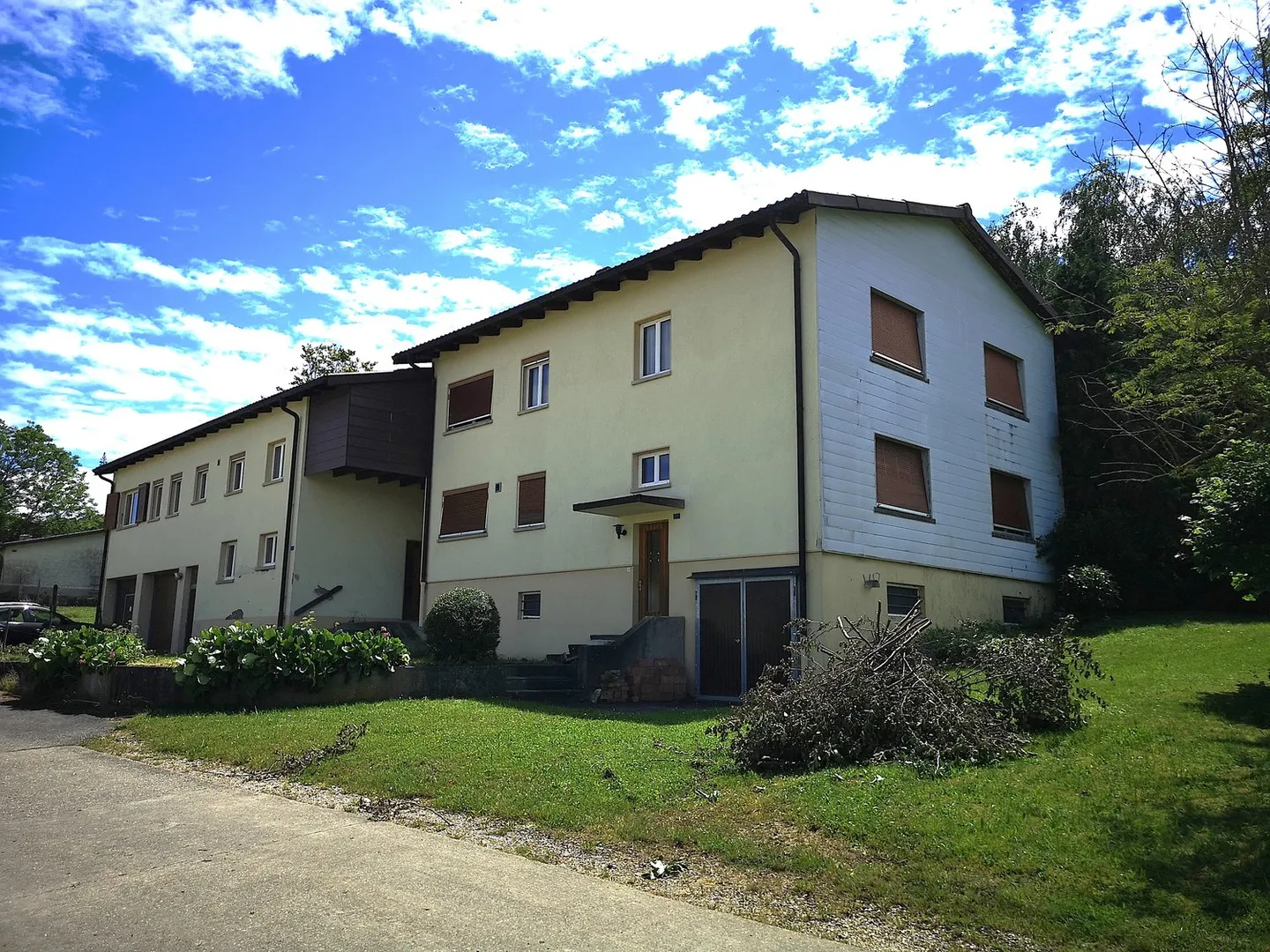 Due case da ristrutturare in parte su un lotto di 3253m2, con garage/laboratorio - Foto 2 di 45