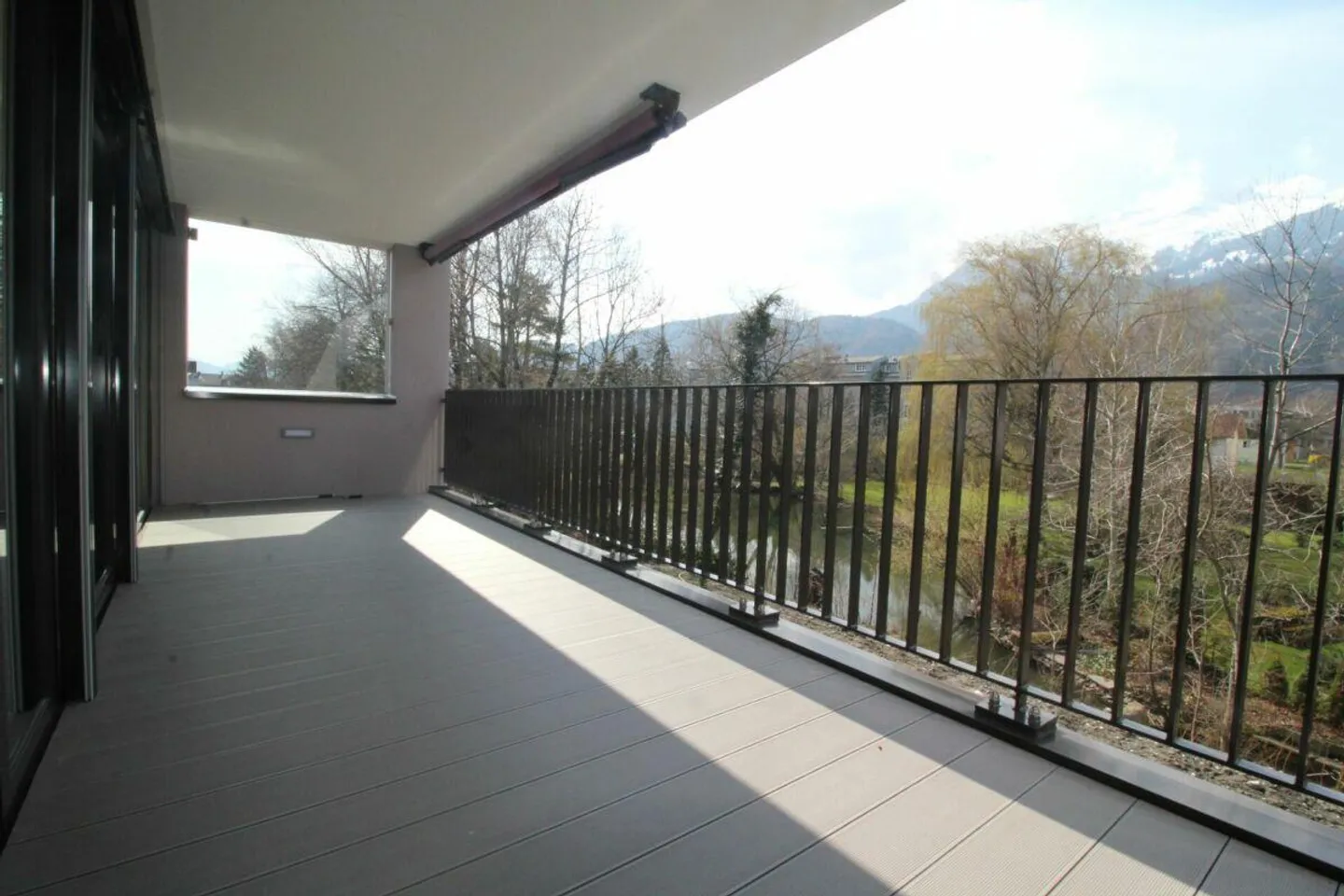 generous 3.5-room apartment with a view - Photo 8 of 13