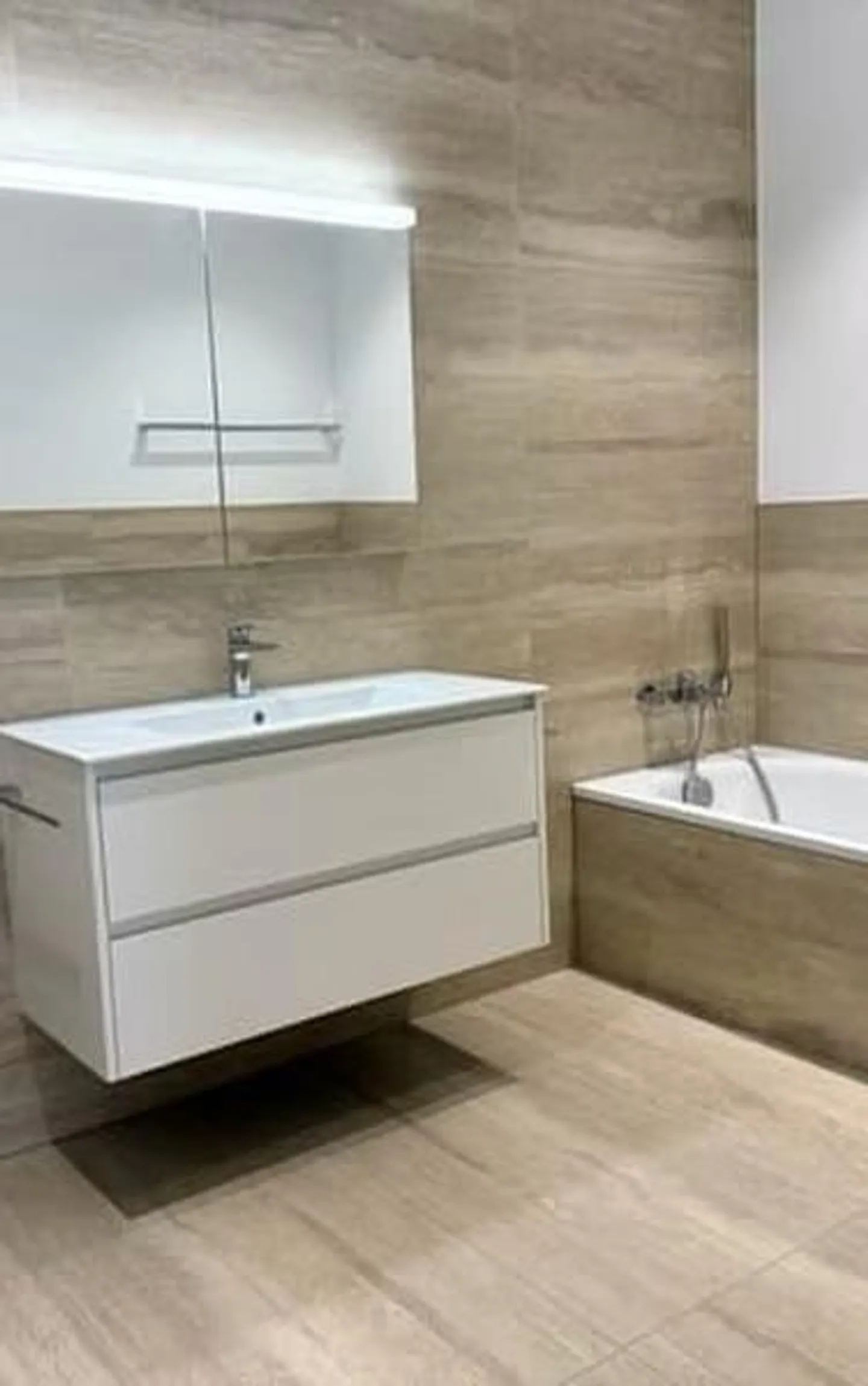 Modern 3.5-room new apartment with terrace and beautiful view in - Photo 3 of 10