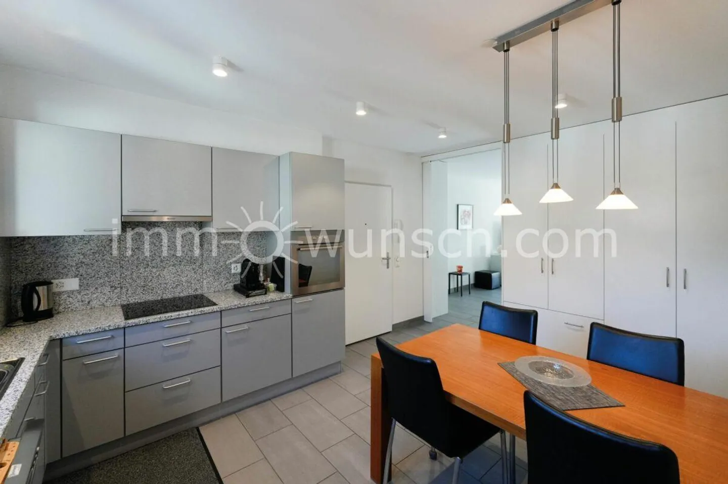 Charming 2 ½ room condominium with 2nd residence permit - Photo 3 of 11