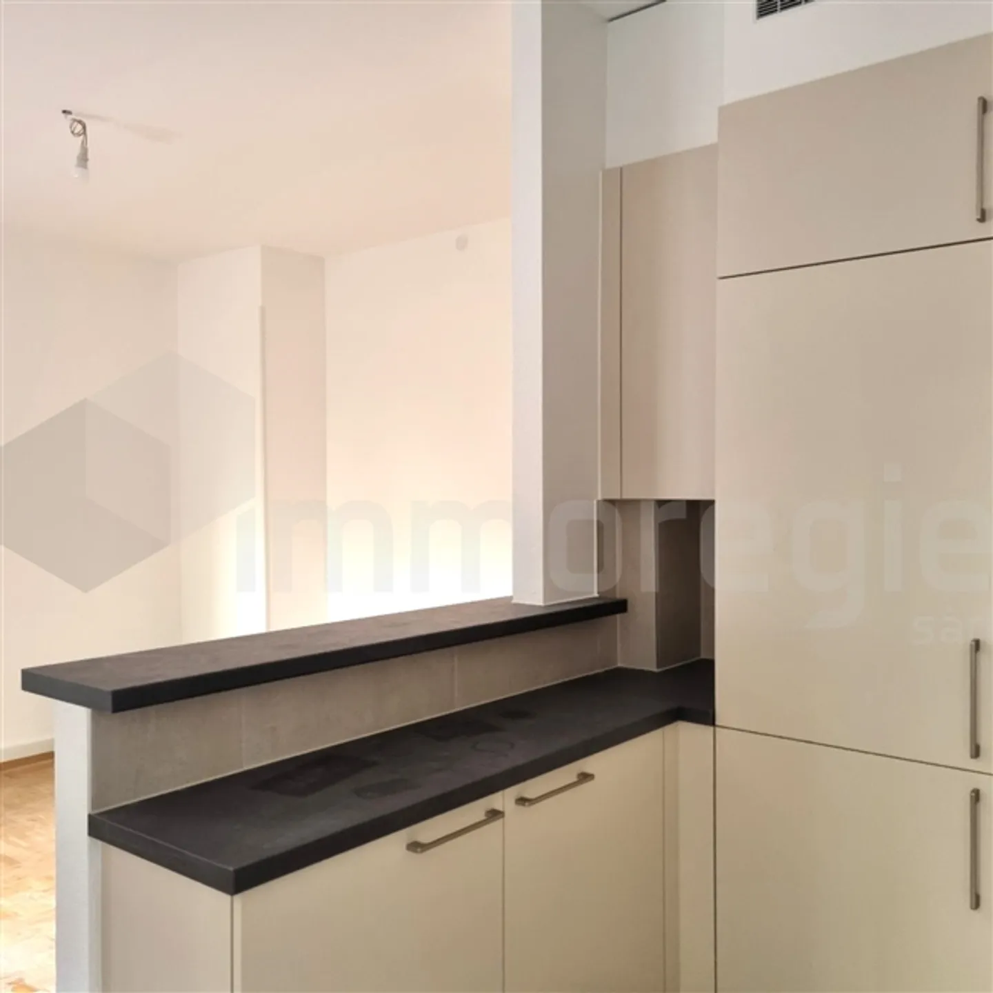 Bel appartement rénové de 3,5 pièces au rez-de-chaussée, idéalement situé - Photo 2 sur 6