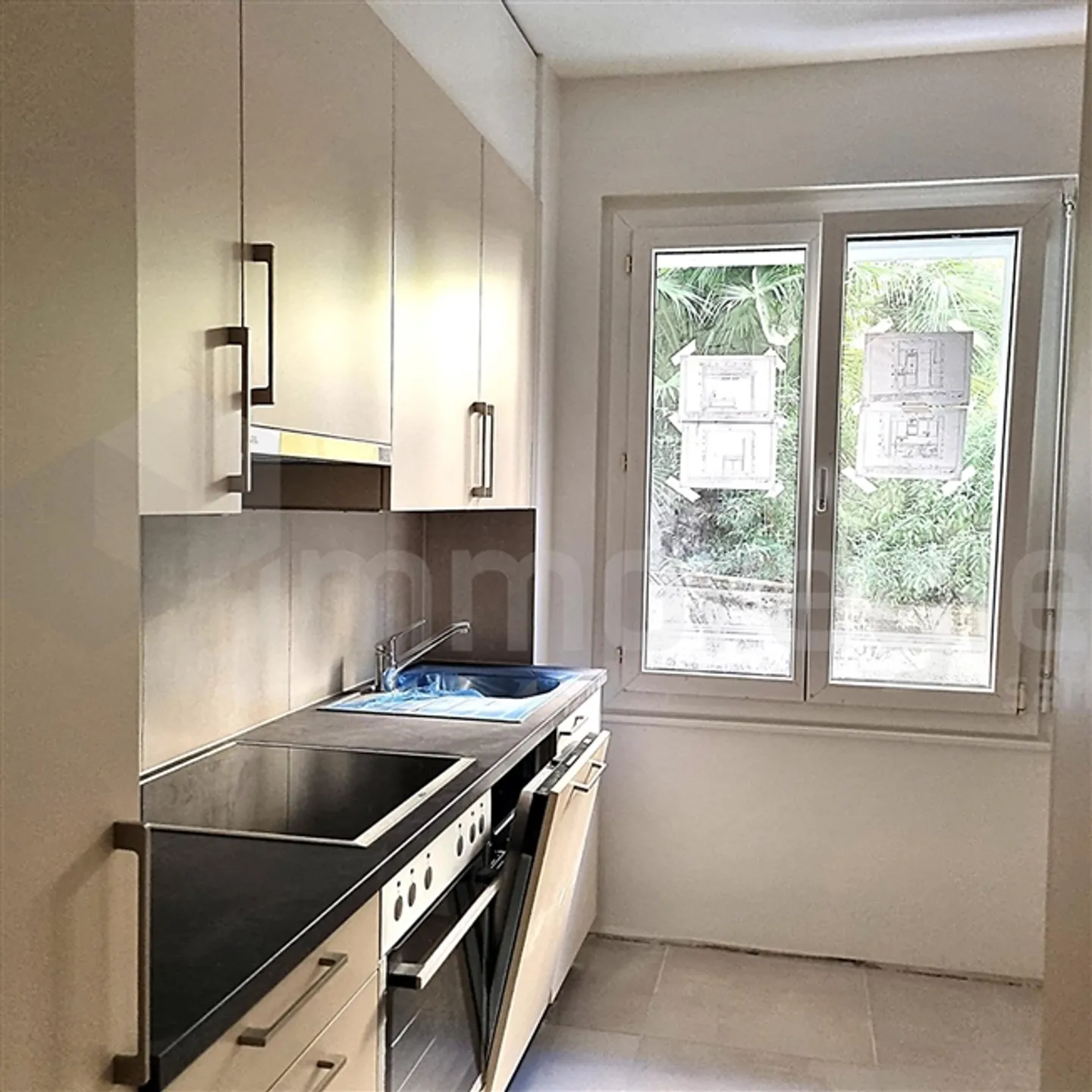 Bel appartement rénové de 3,5 pièces au rez-de-chaussée, idéalement situé - Photo 3 sur 6