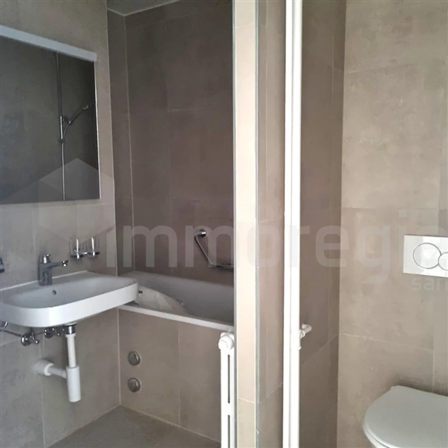 Bel appartement rénové de 3,5 pièces au rez-de-chaussée, idéalement situé - Photo 4 sur 6