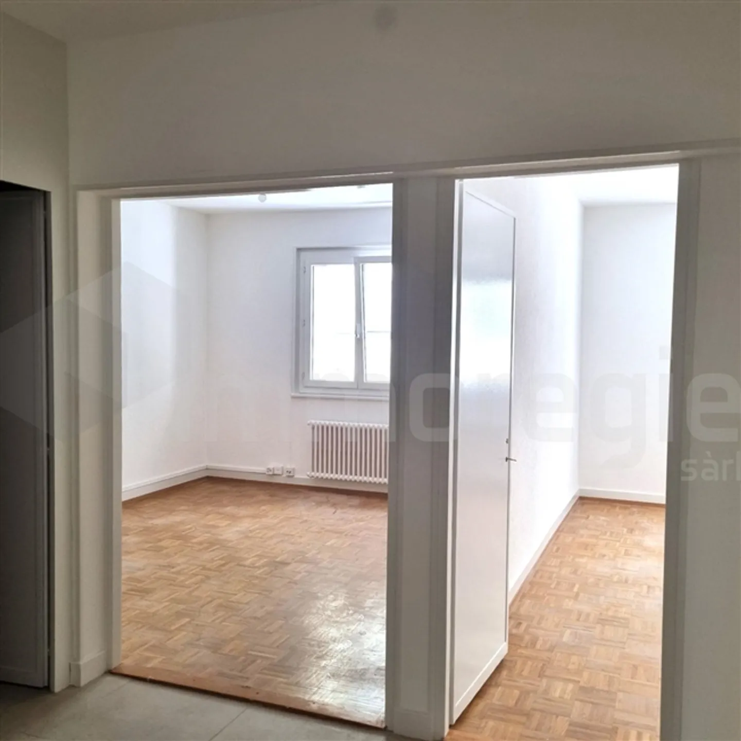 Bel appartement rénové de 3,5 pièces au rez-de-chaussée, idéalement situé - Photo 5 sur 6