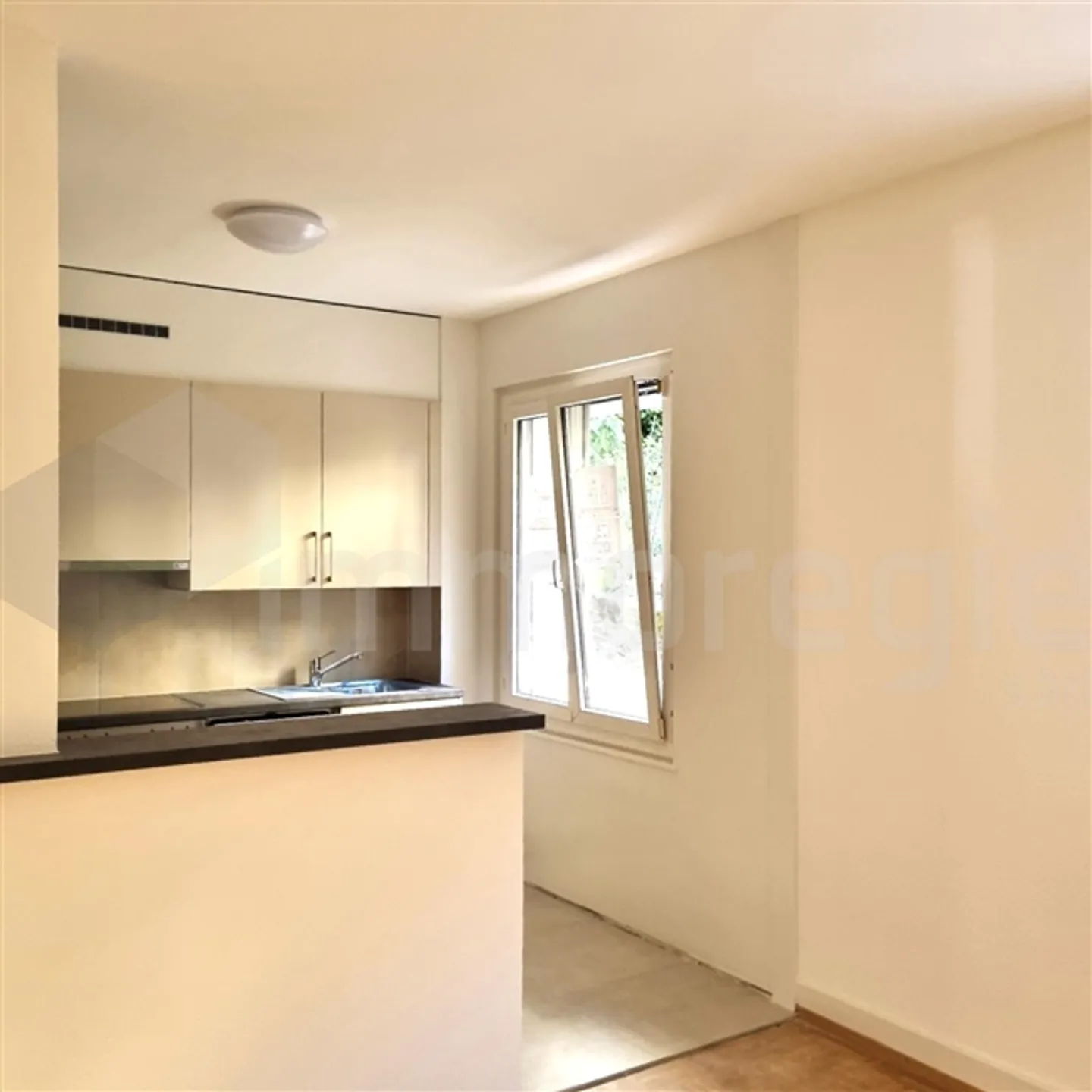 Bel appartement rénové de 3,5 pièces au rez-de-chaussée, idéalement situé - Photo 1 sur 6