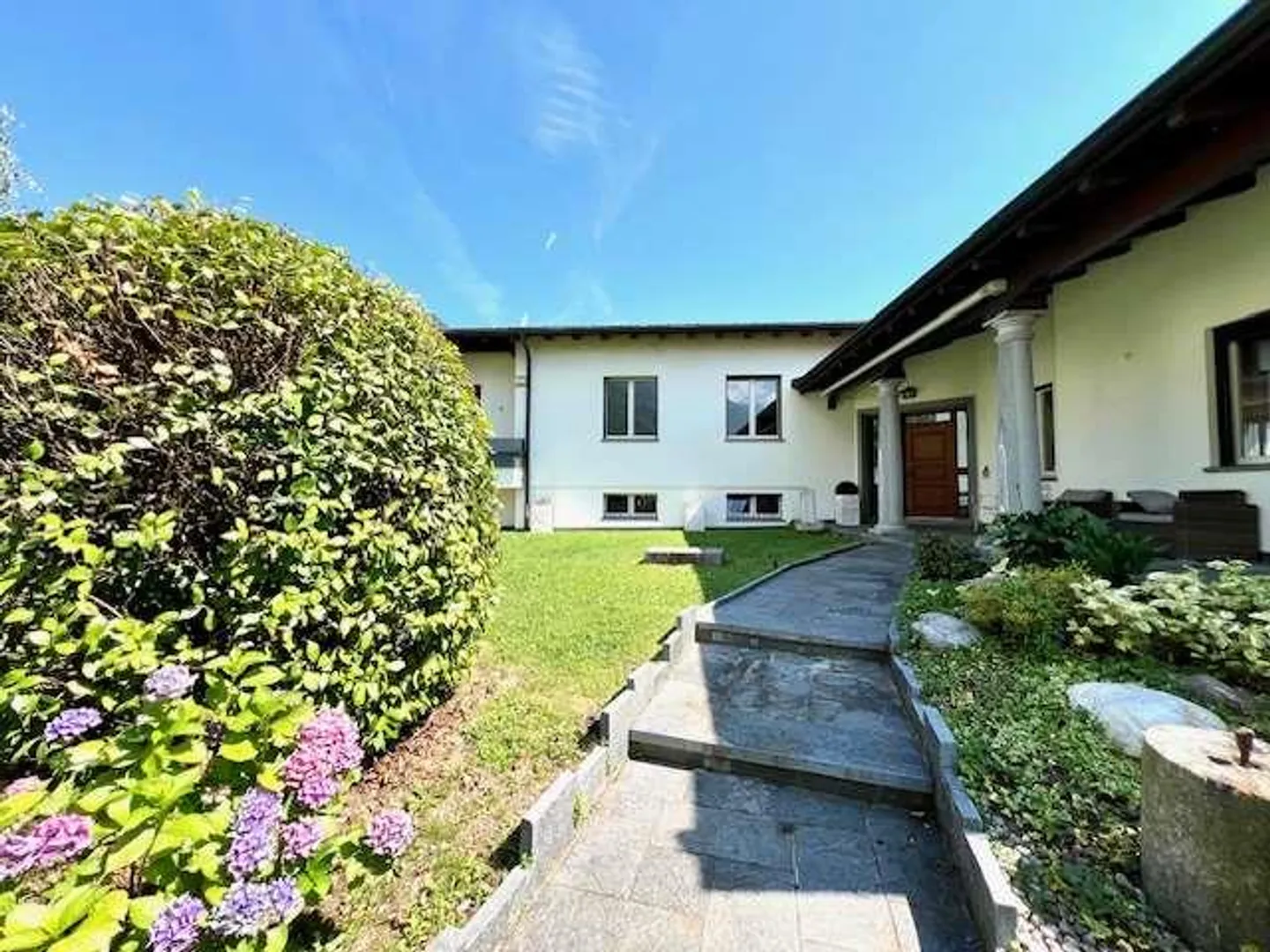 Villa moderna di classe in ottima posizione - Foto 1 di 13