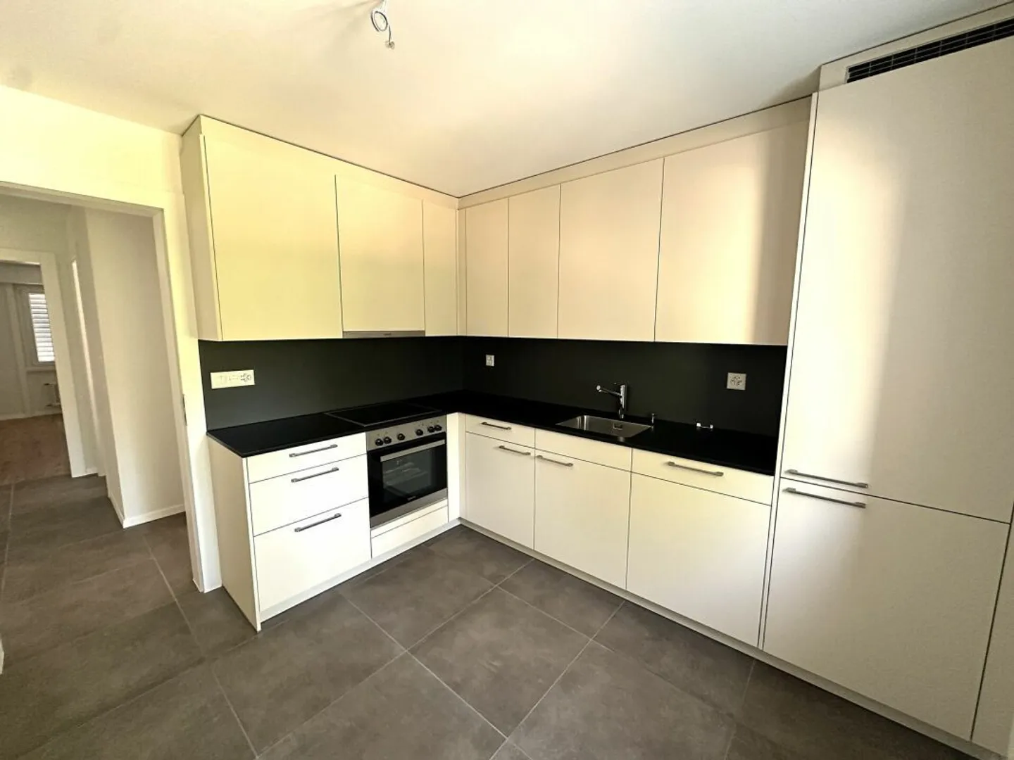 Bell'appartamento di 4,5 locali completamente ristrutturato in quartiere tranquillo! - Foto 2 di 10