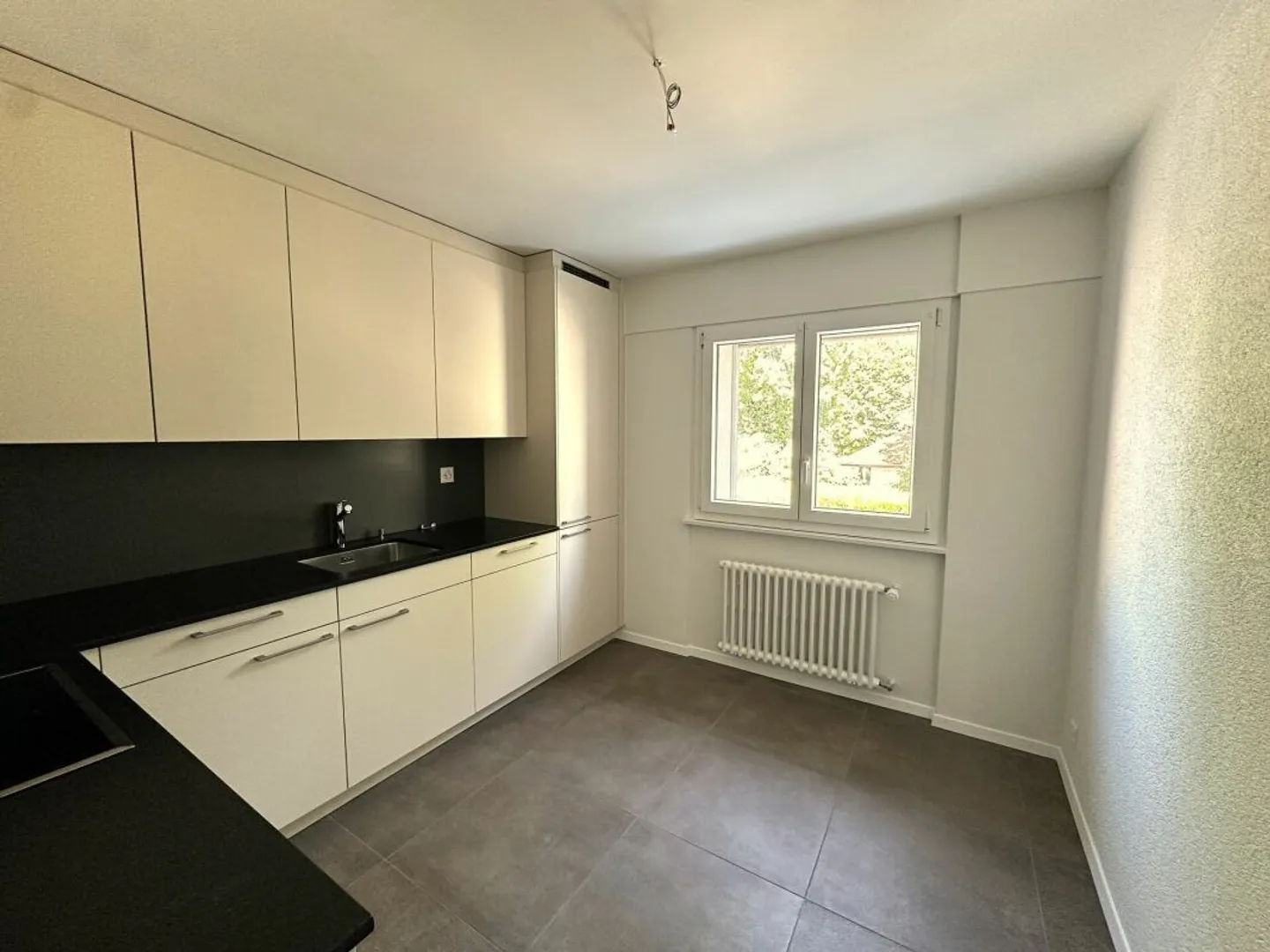 Bell'appartamento di 4,5 locali completamente ristrutturato in quartiere tranquillo! - Foto 3 di 10