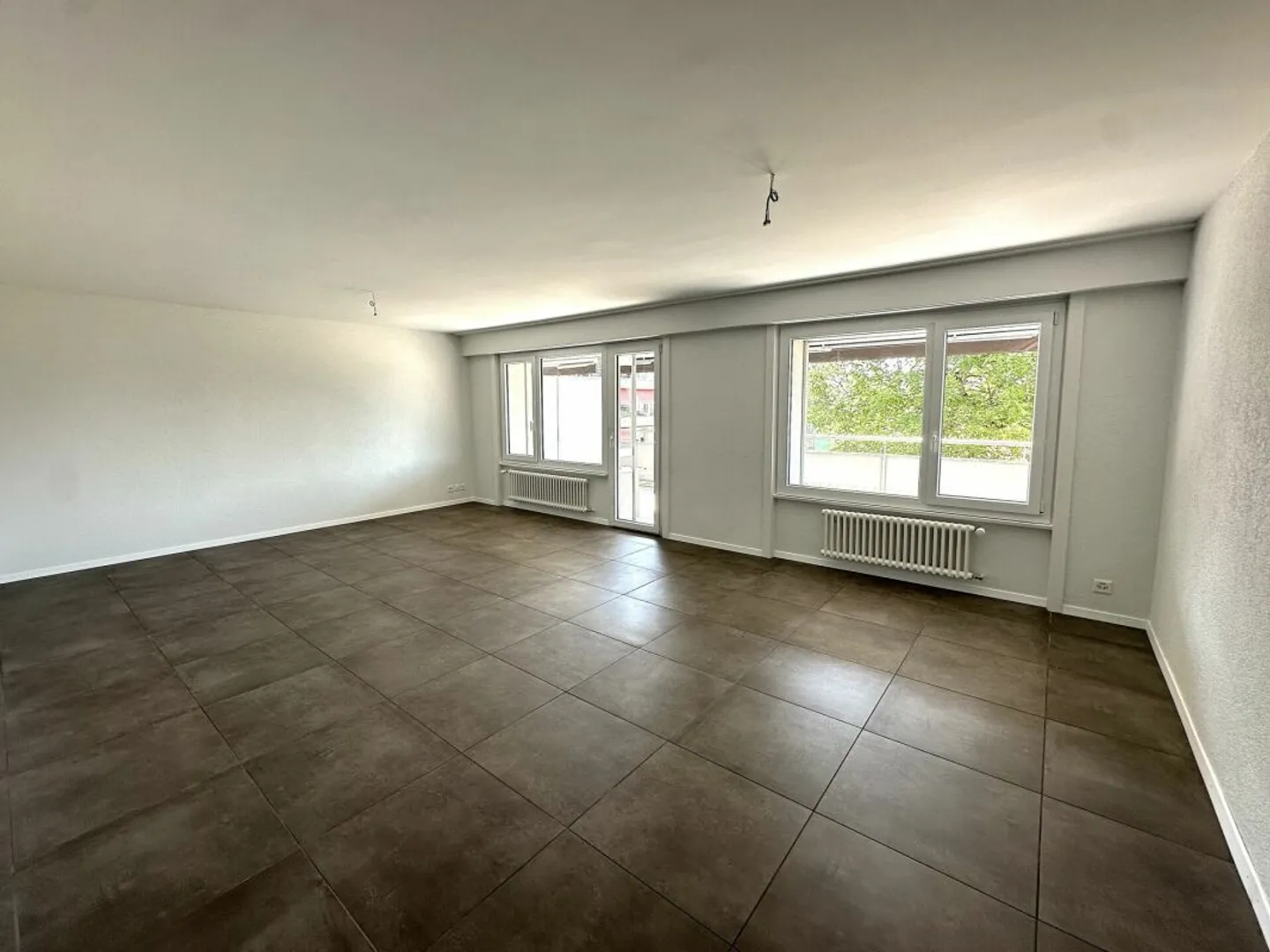 Bell'appartamento di 4,5 locali completamente ristrutturato in quartiere tranquillo! - Foto 4 di 10