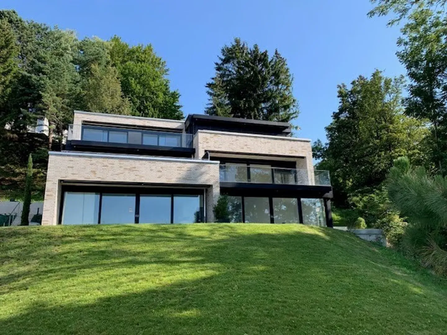 Beautiful 3.5 room apartment with a nice view of the lake and mountains - Photo 1 of 10