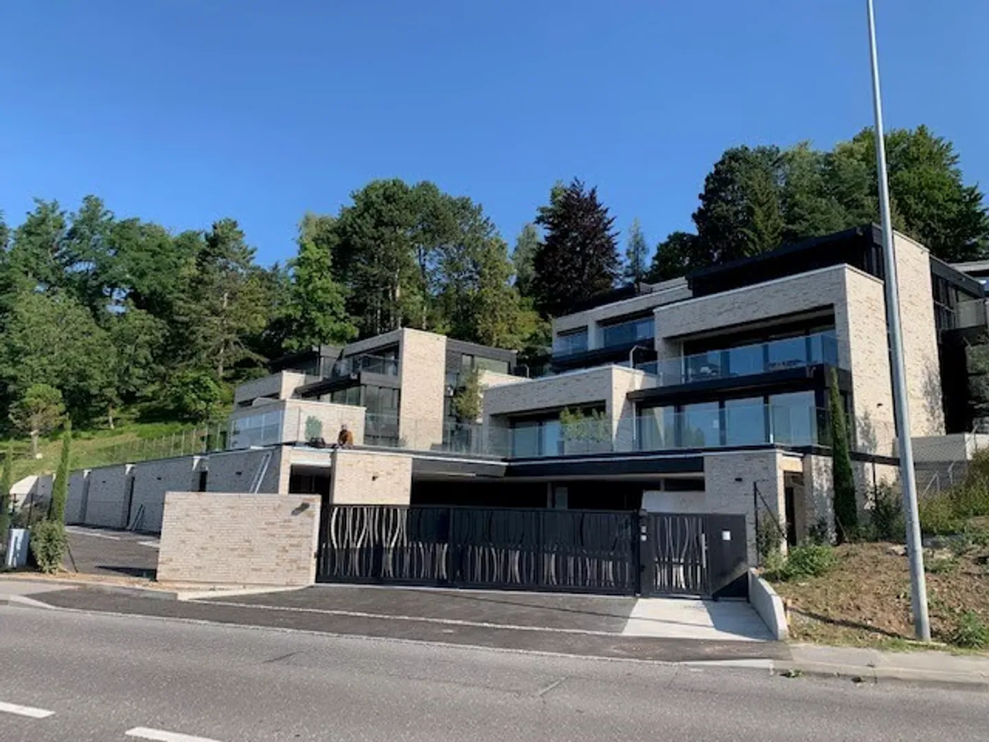 Beautiful 3.5 room apartment with a nice view of the lake and mountains - Photo 2 of 10