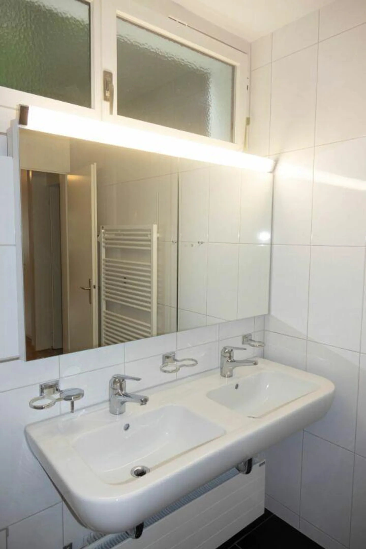 Bellissimo appartamento di 4.5 stanze con camino e lavatrice privata nel bagno - Foto 4 di 15