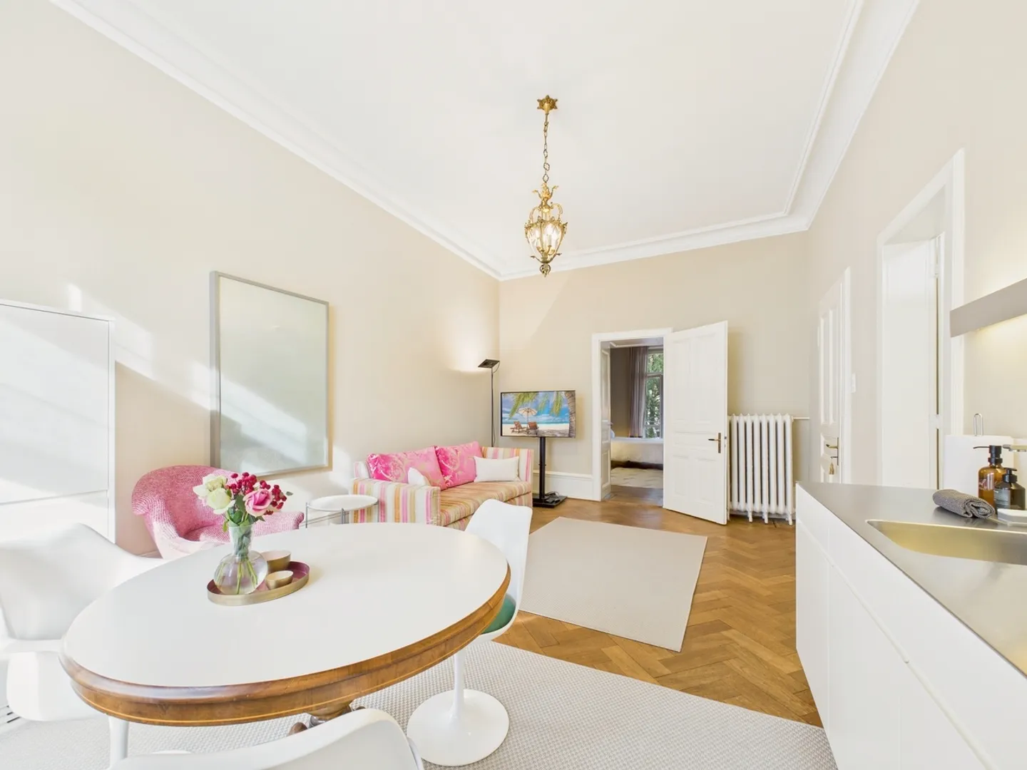 Elegante 2,5-Zimmer-Wohnung in einer historischen Jugendstilvilla in Basel - Foto 2 von 11