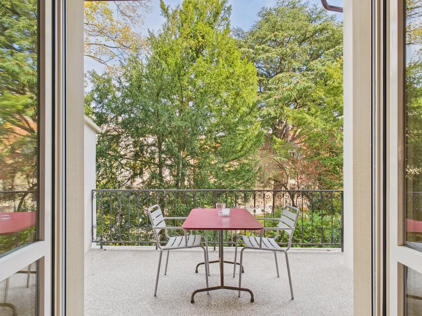 Elegante 2,5-Zimmer-Wohnung in einer historischen Jugendstilvilla in Basel - Foto 9 von 11