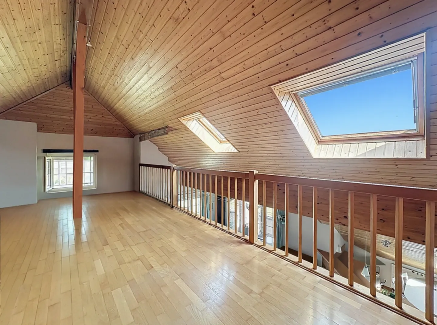 Wohnung im Doppelstock mit 5 Zimmern, Balkon und Innen- und Außenparkplätzen - Foto 15 di 23