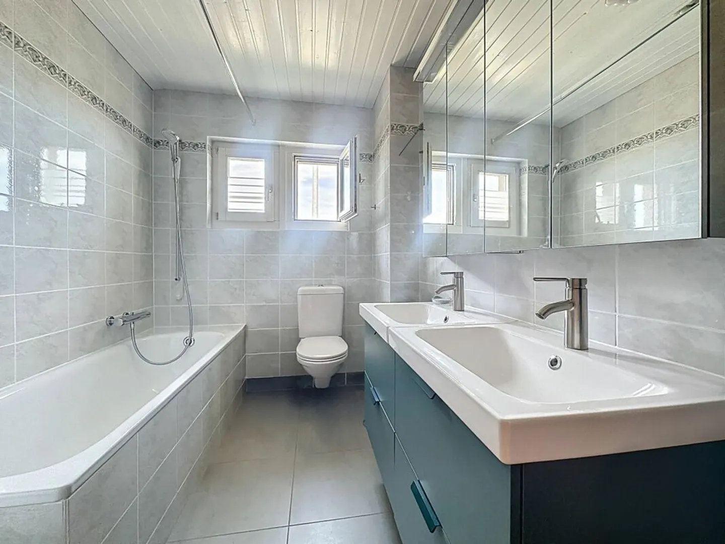 Wohnung im Doppelstock mit 5 Zimmern, Balkon und Innen- und Außenparkplätzen - Foto 16 di 23
