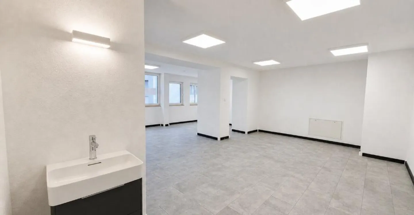 For rent in the center of Delémont commercial space - Photo 2 of 13