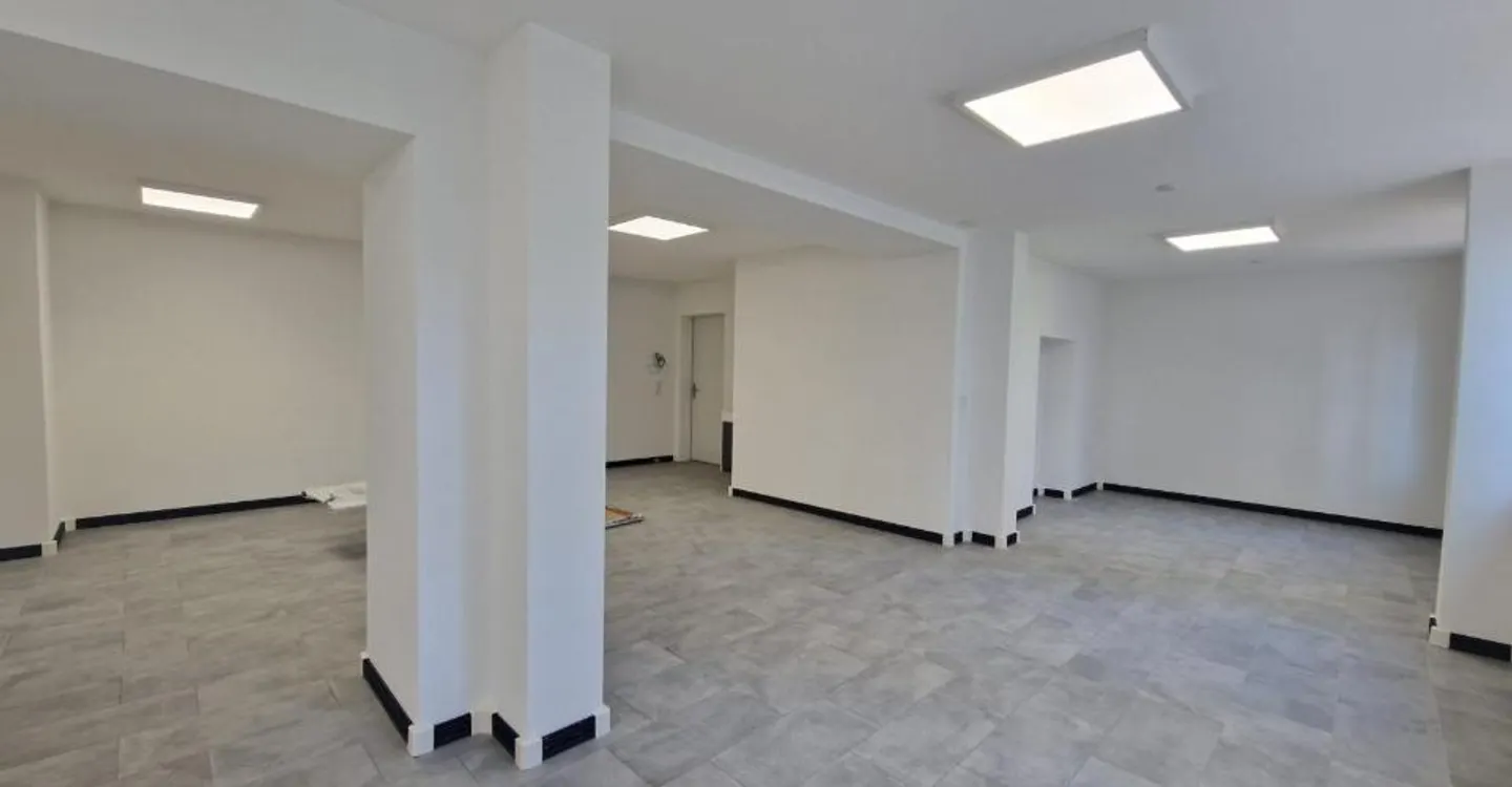 For rent in the center of Delémont commercial space - Photo 3 of 13