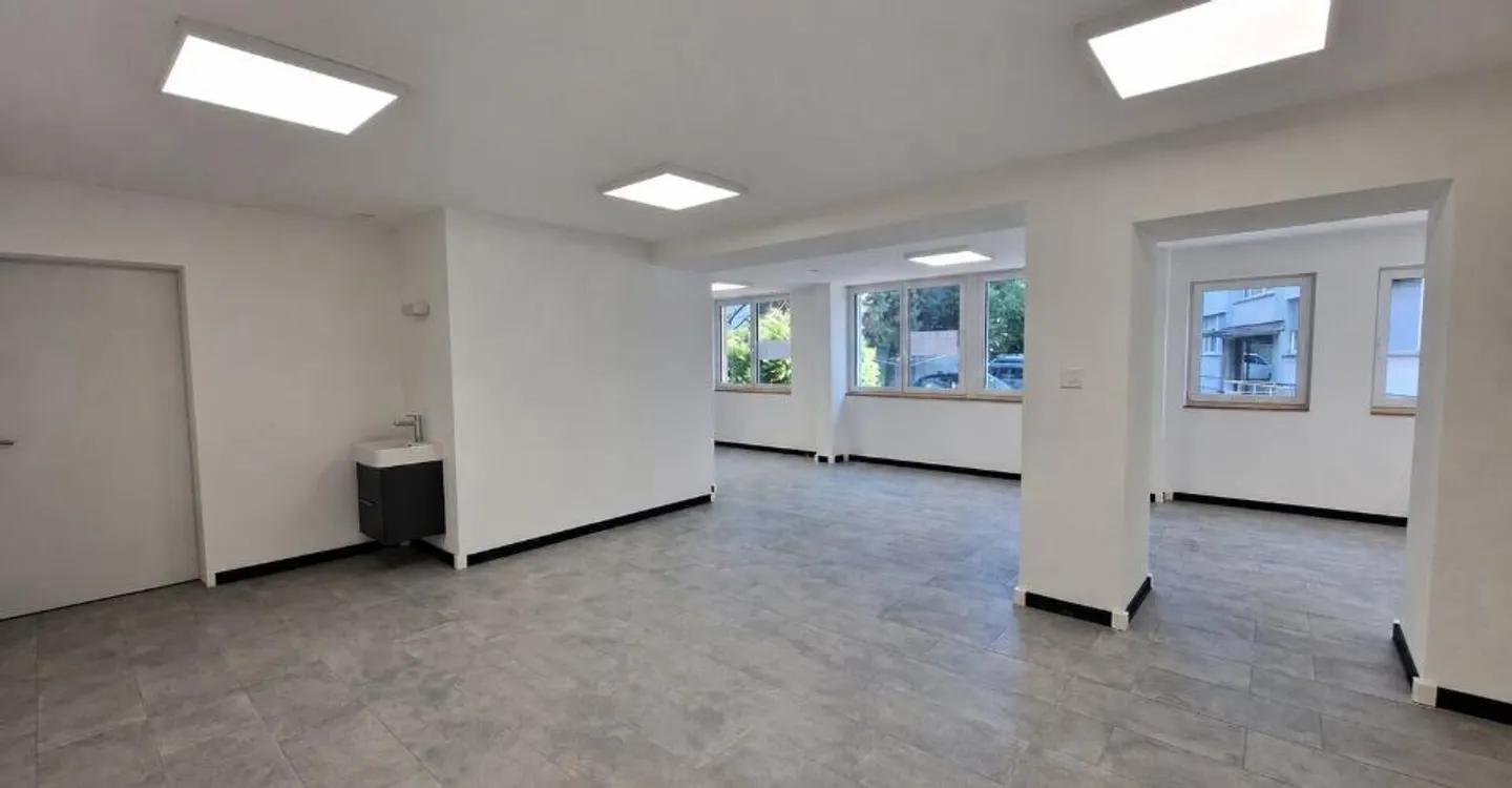 For rent in the center of Delémont commercial space - Photo 8 of 13