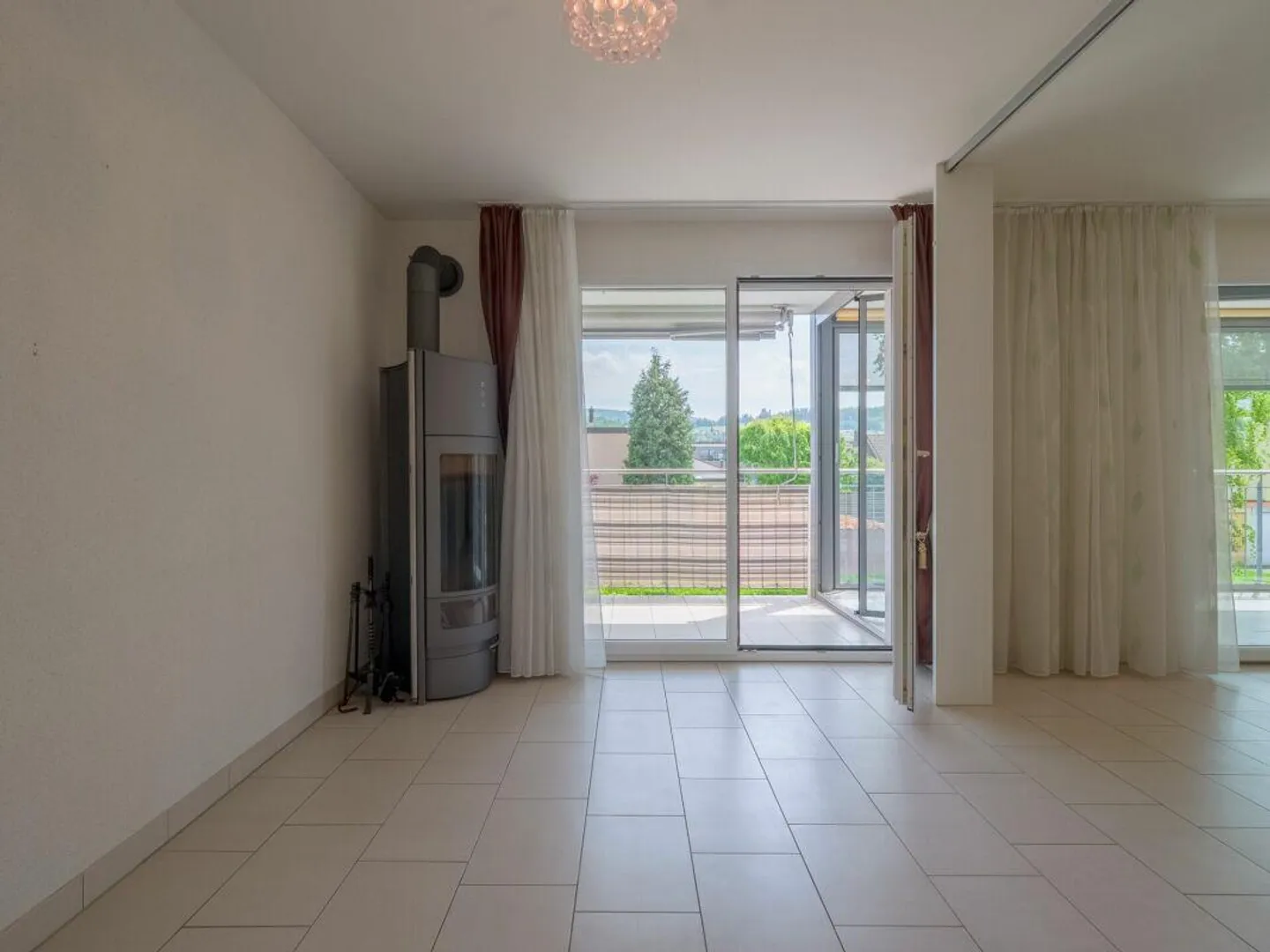 Appartement ensoleillé de 3,5 pièces avec chambre d'amis séparée (salle de loisirs) - Photo 4 sur 13