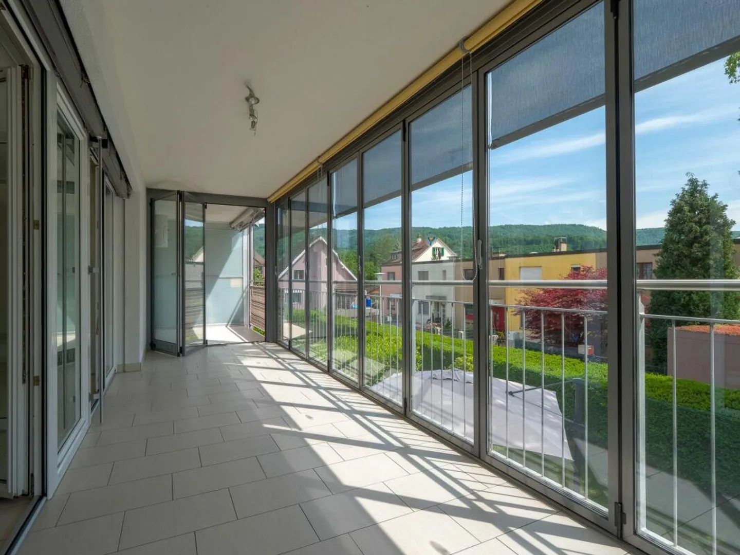 Appartement ensoleillé de 3,5 pièces avec chambre d'amis séparée (salle de loisirs) - Photo 1 sur 13