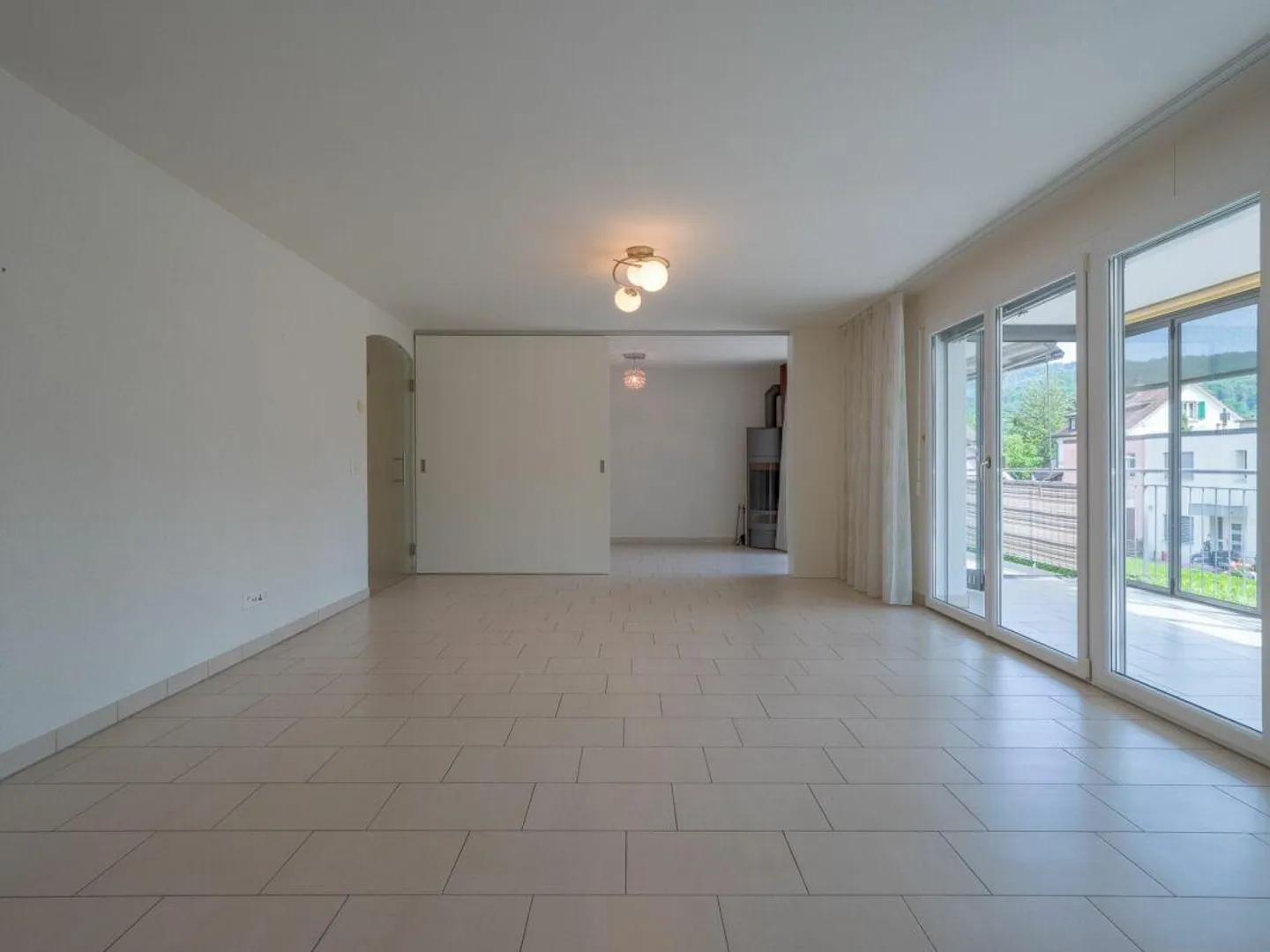 Appartement ensoleillé de 3,5 pièces avec chambre d'amis séparée (salle de loisirs) - Photo 5 sur 13
