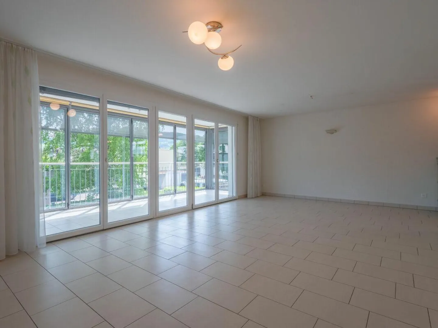 Appartement ensoleillé de 3,5 pièces avec chambre d'amis séparée (salle de loisirs) - Photo 6 sur 13