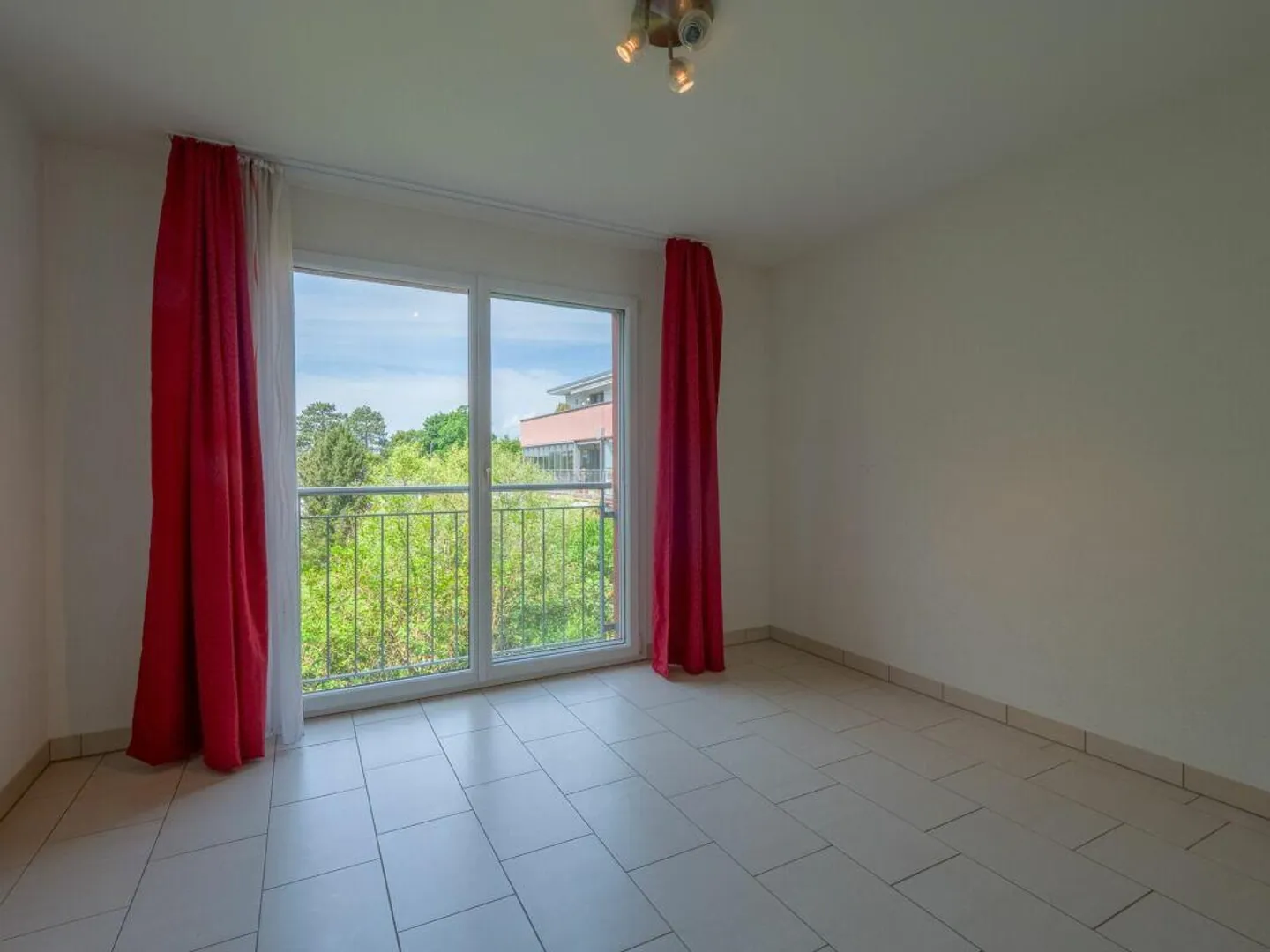 Appartement ensoleillé de 3,5 pièces avec chambre d'amis séparée (salle de loisirs) - Photo 9 sur 13