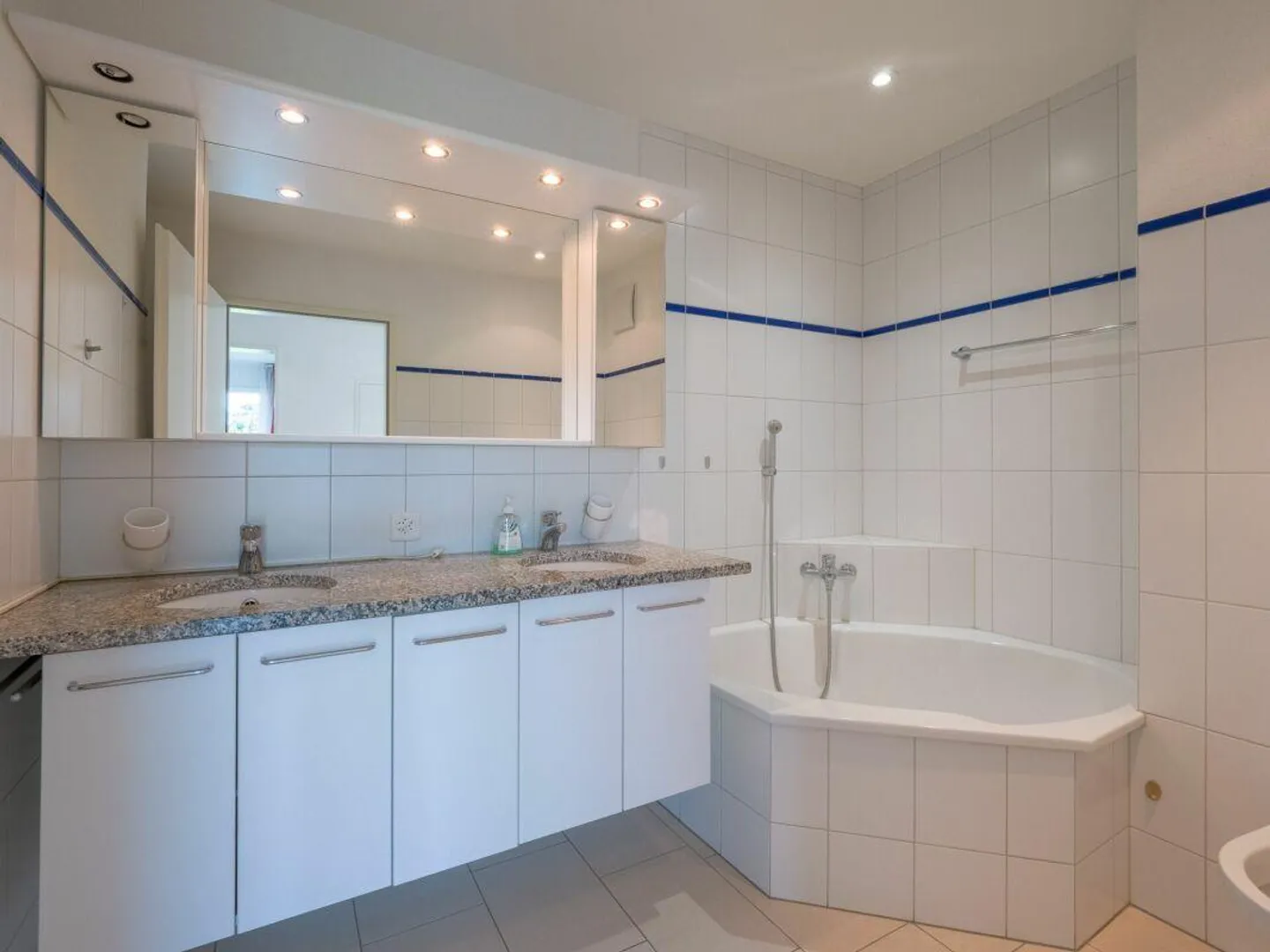 Appartement ensoleillé de 3,5 pièces avec chambre d'amis séparée (salle de loisirs) - Photo 10 sur 13