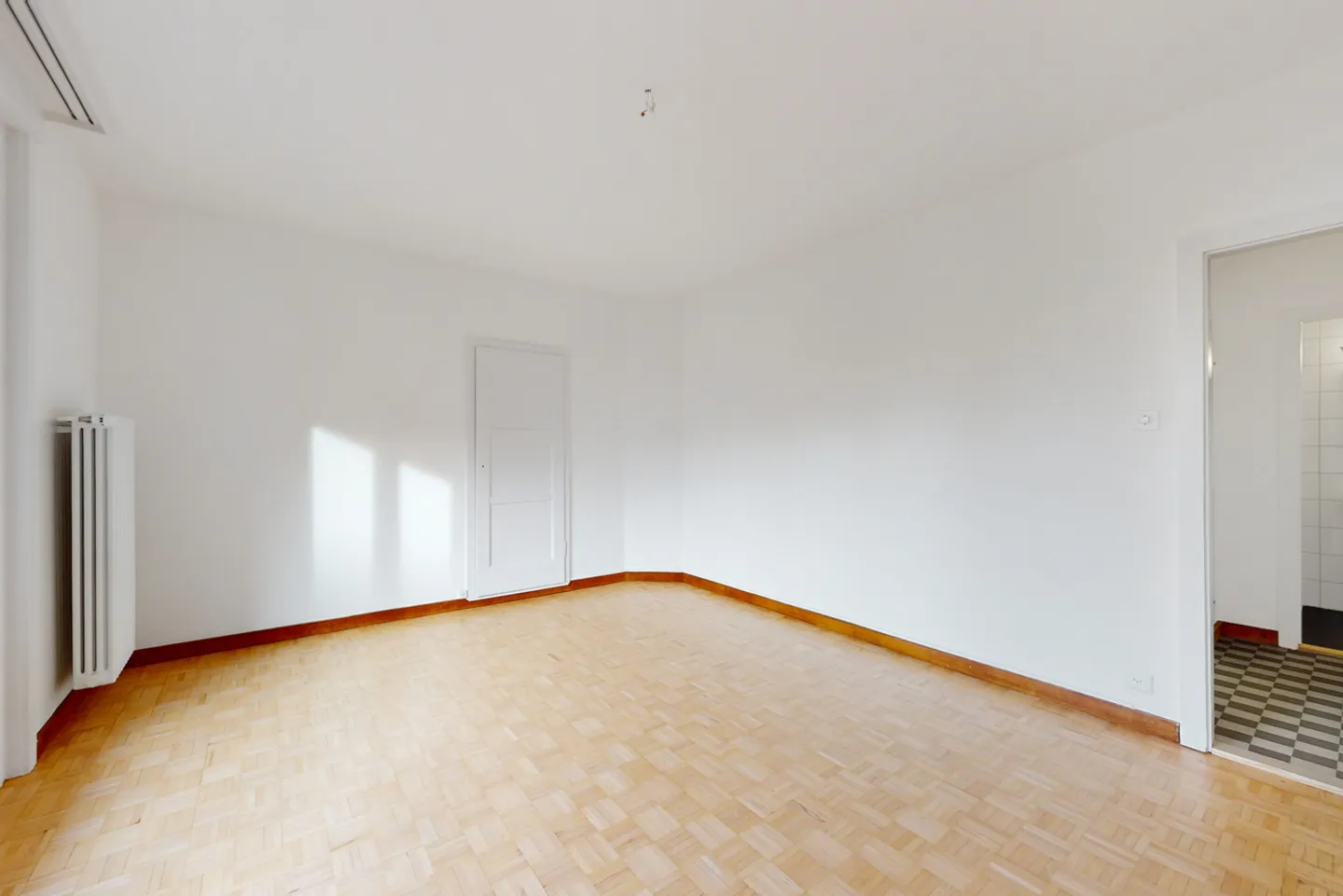 Pleasant living space - Photo 2 of 10