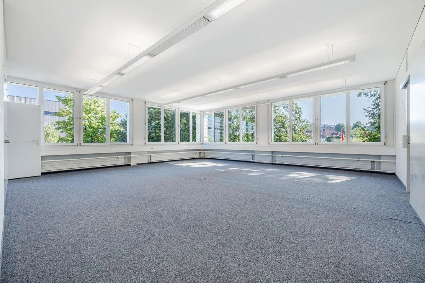 Space for Ideas: 300 m² Office Space in the Heart of Winkeln, St. Gallen - Photo 4 of 11